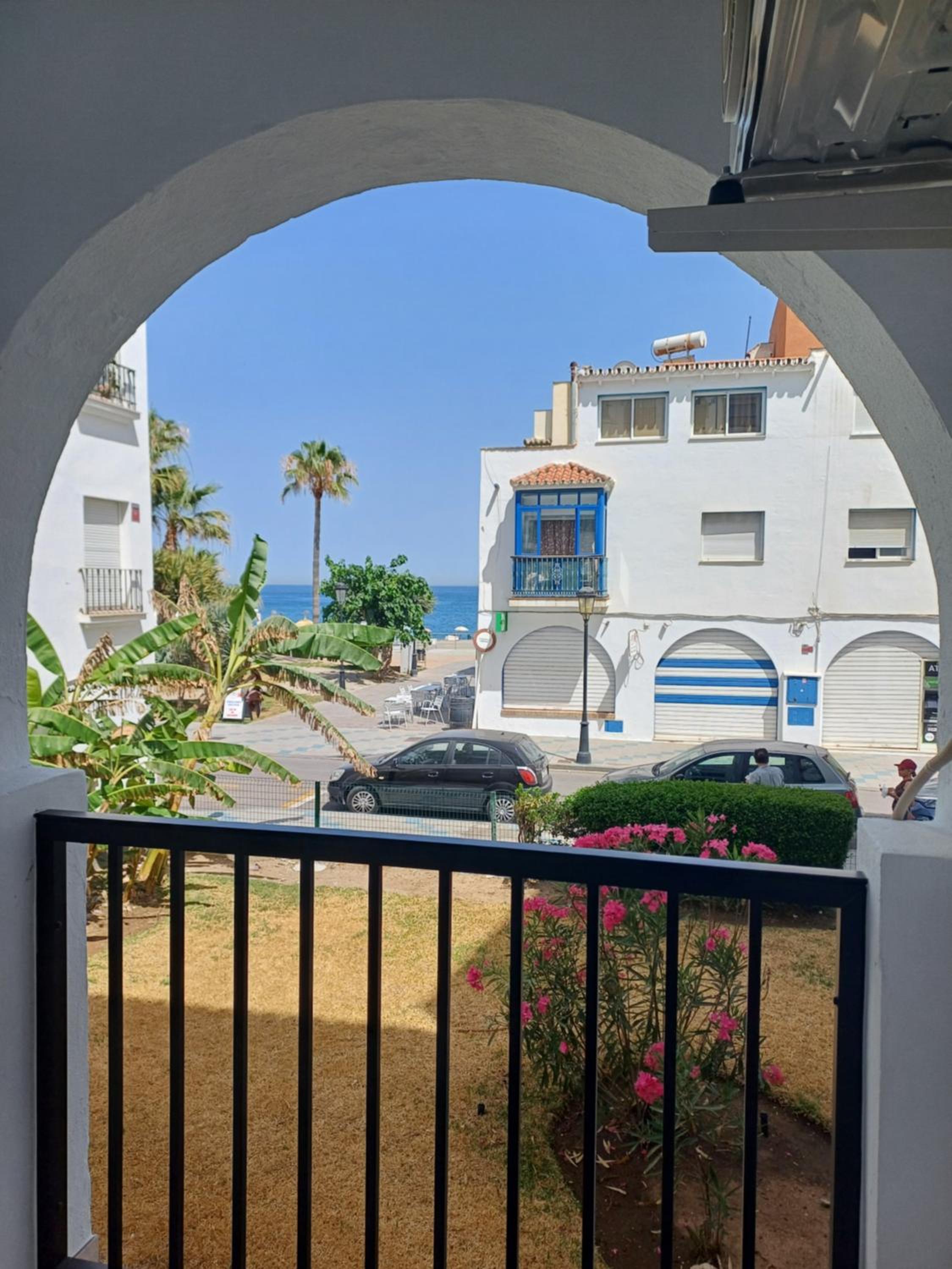 Beautiful Beachfront 2 BR Apt I Garage I 30 m to Beach I Swimming Pool I Fast Wifi