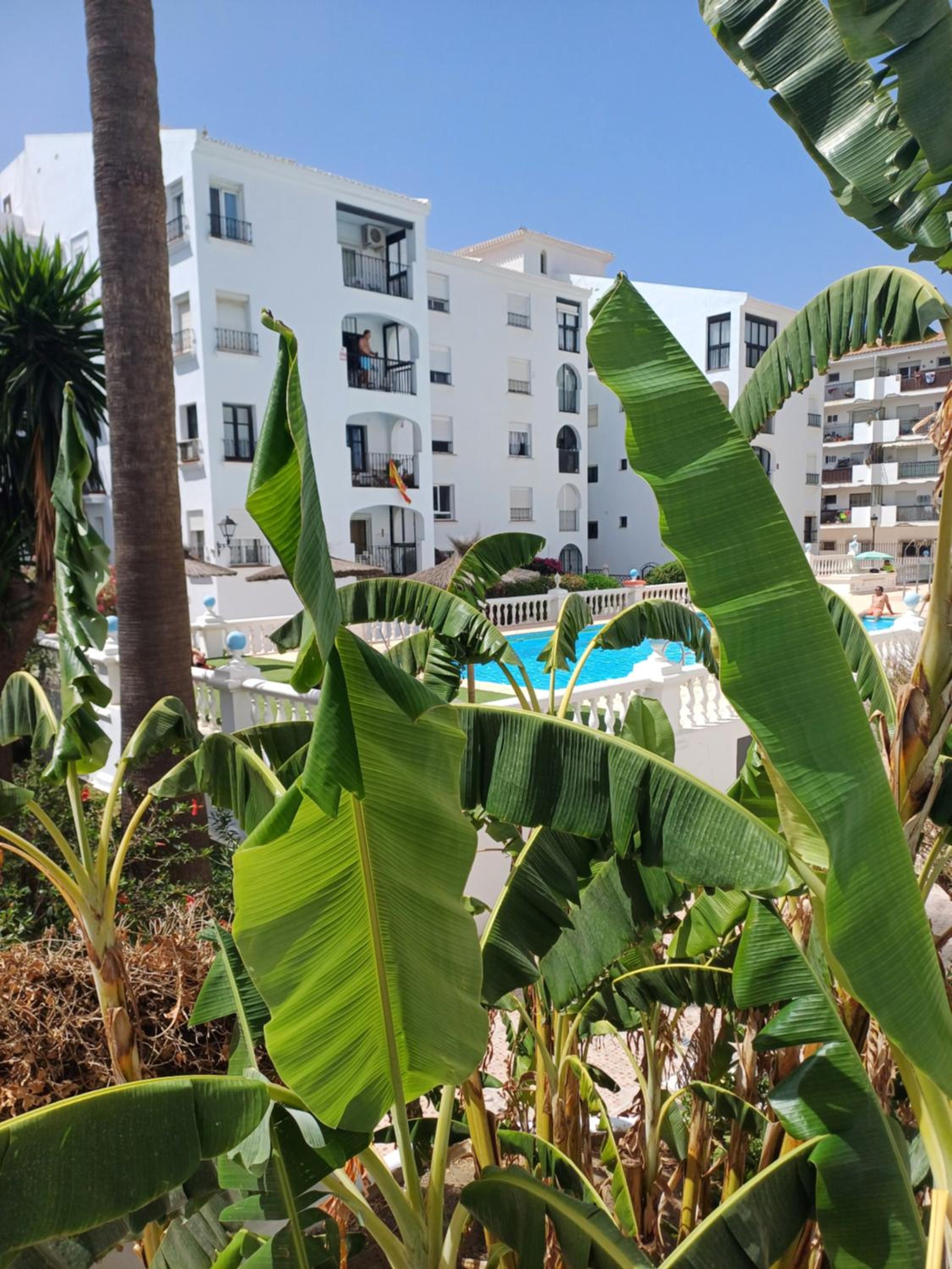 Beautiful Beachfront 2 BR Apt I Garage I 30 m to Beach I Swimming Pool I Fast Wifi