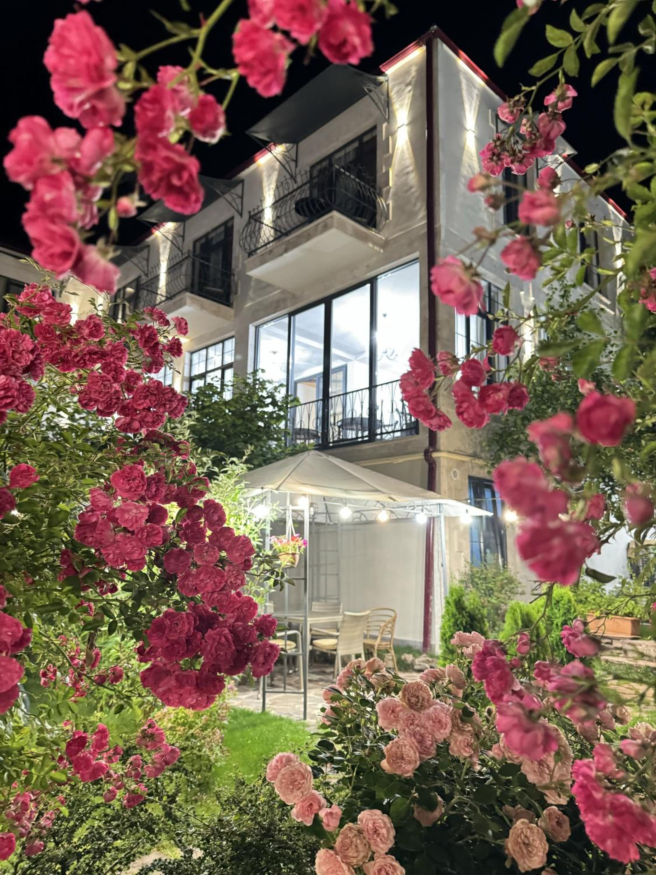 REDROOF Goris Boutique Hotel