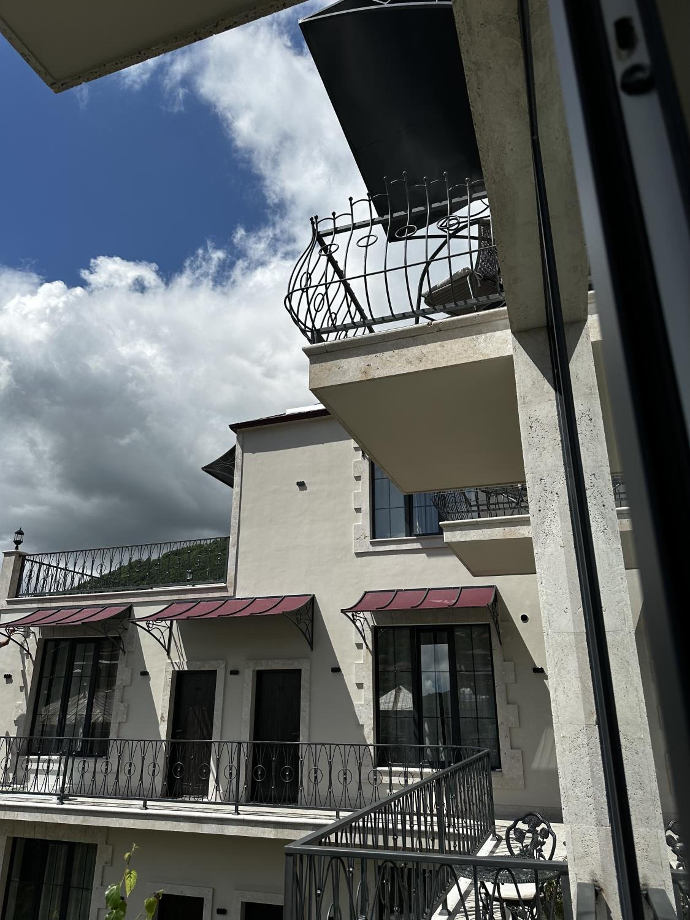 REDROOF Goris Boutique Hotel
