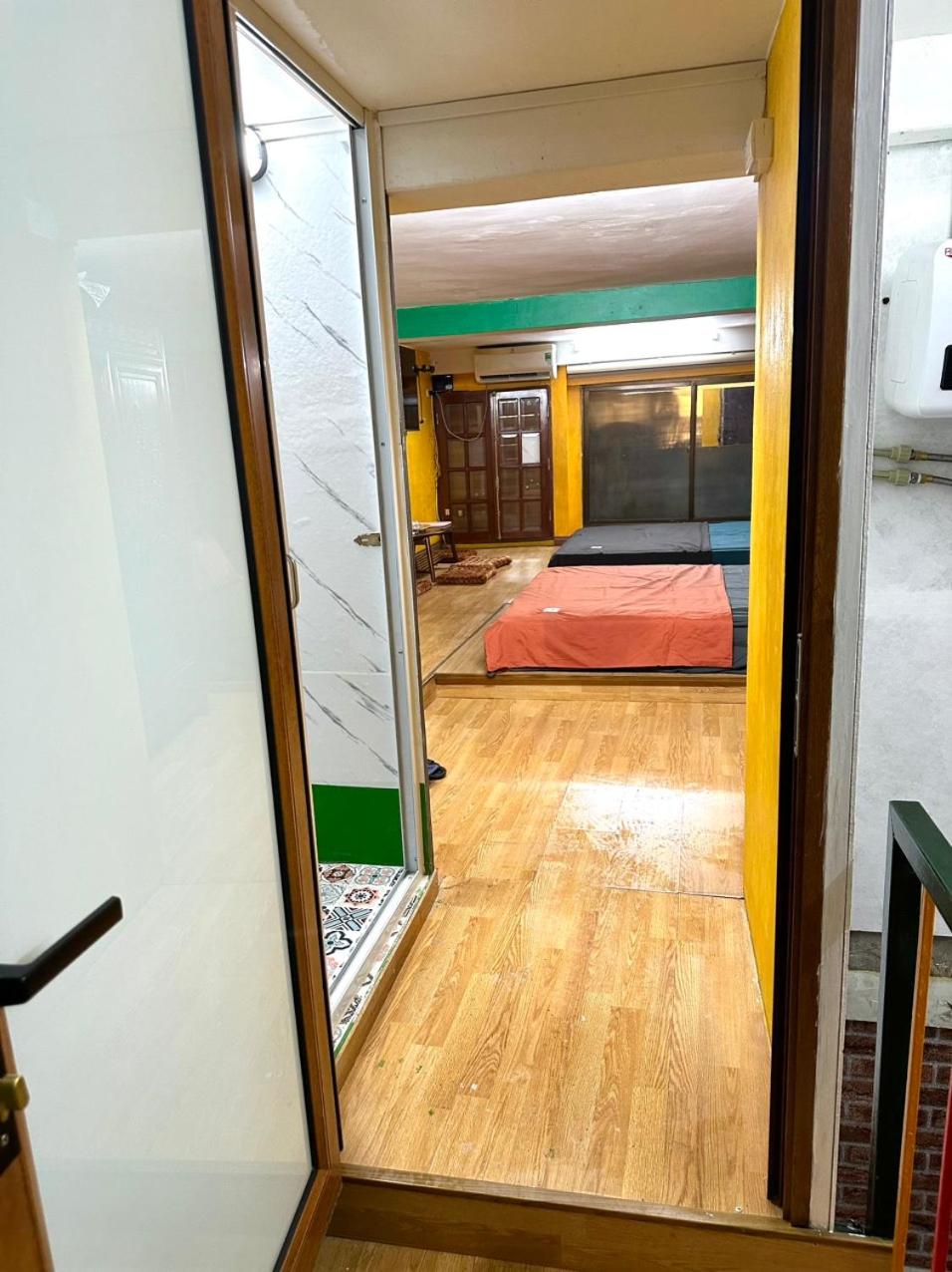 Kolor Red Home,Bungalow Old Quarter,4 paxs,3 mins to Hoan Kiem Lake