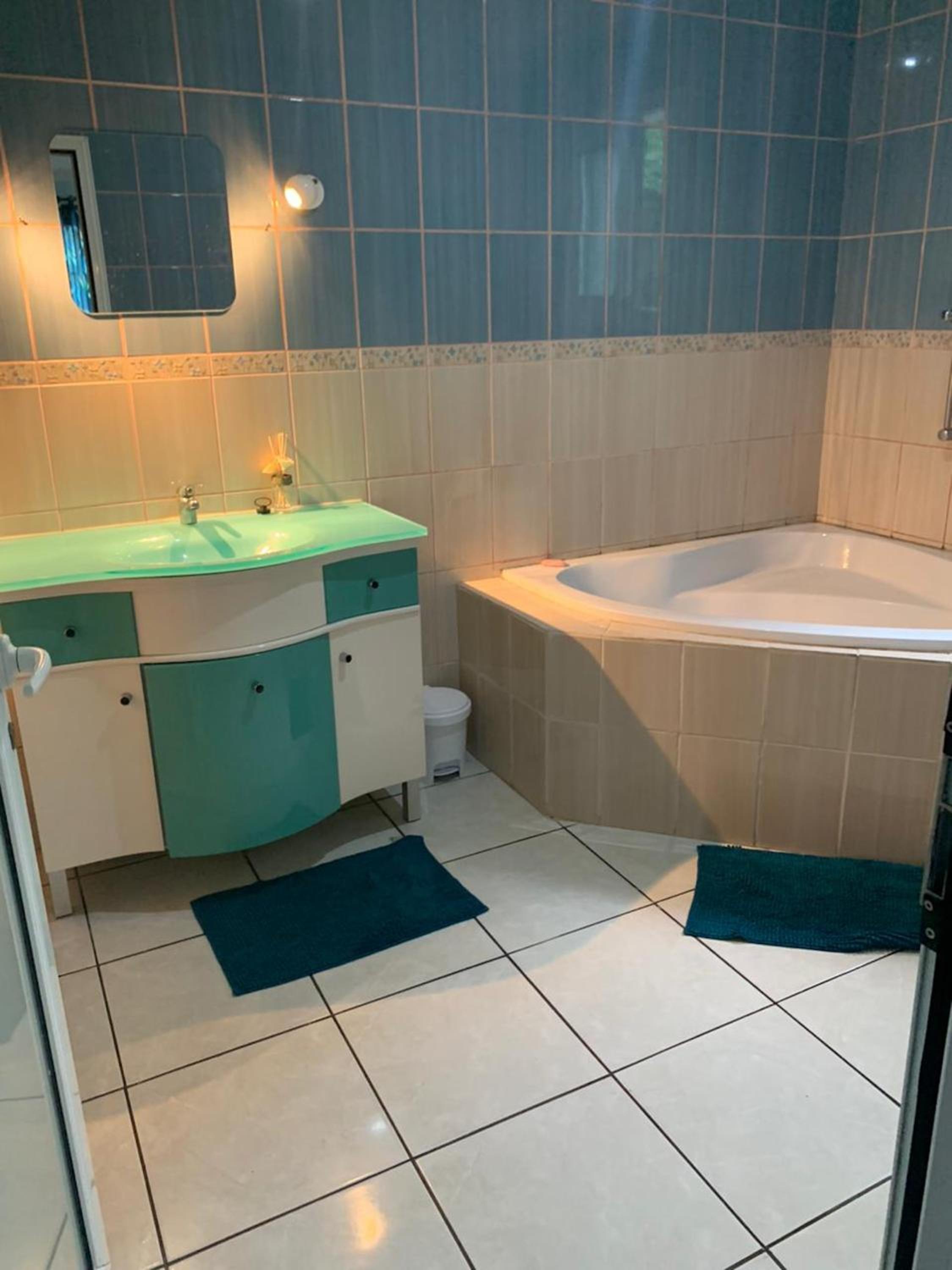 Villa conviviale a L'Etang Sale avec piscine privee