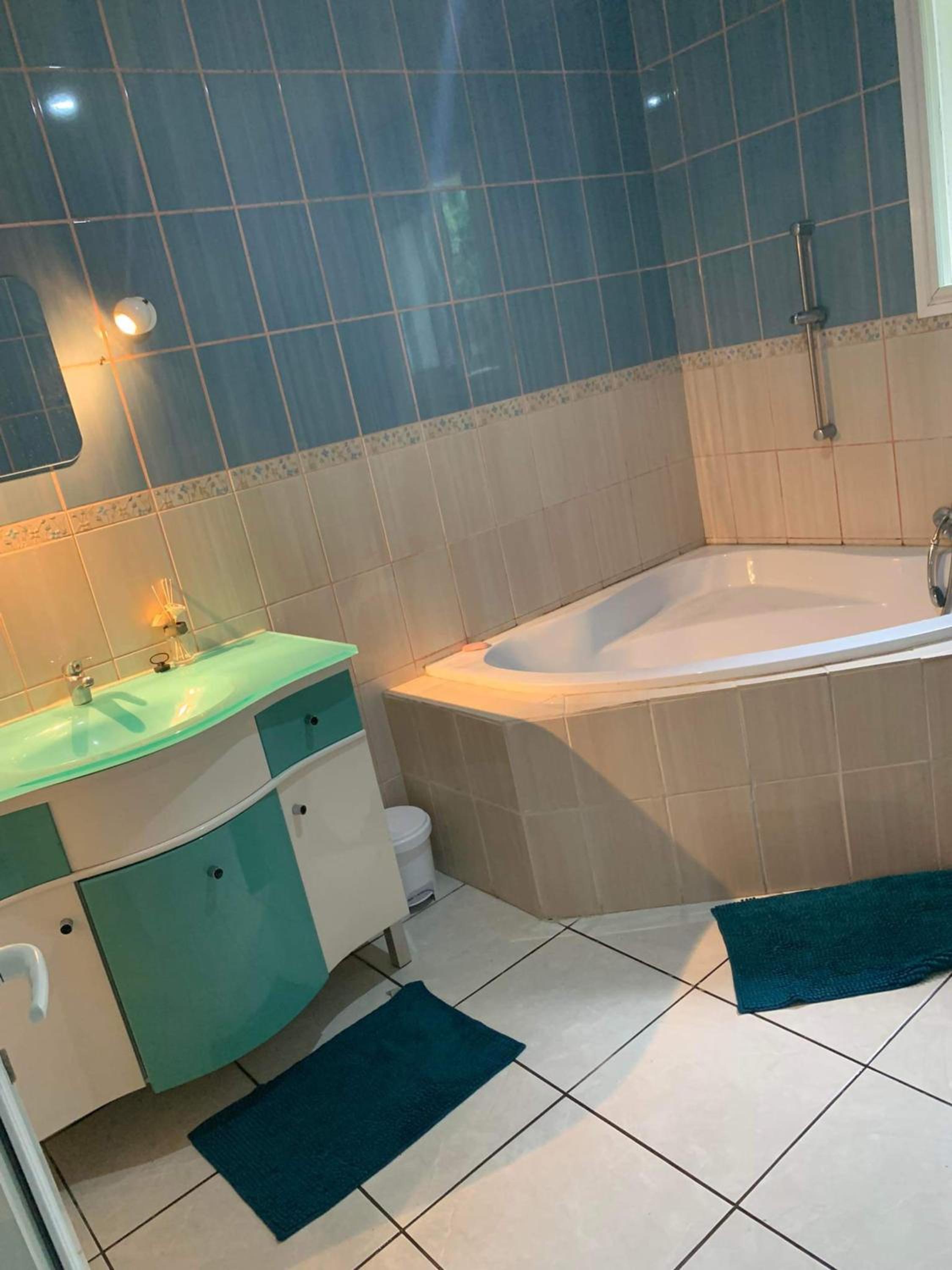 Villa conviviale a L'Etang Sale avec piscine privee