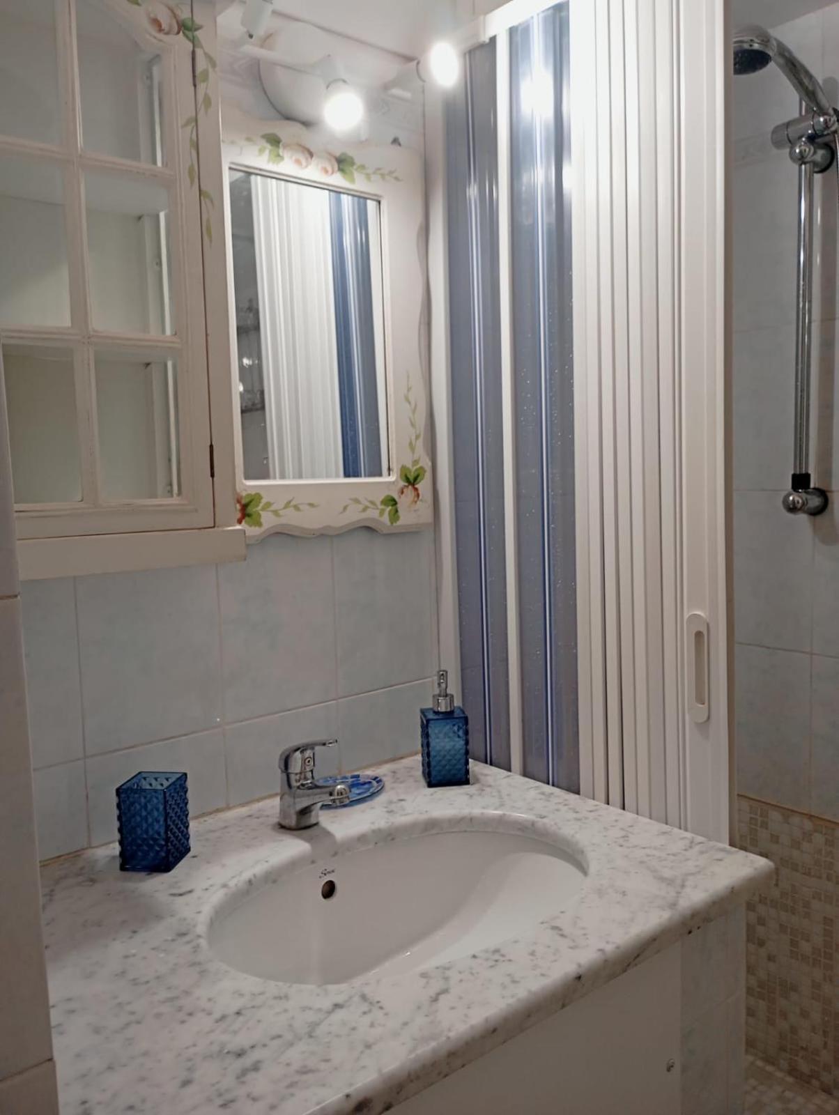 Una volta a vela en Sanremo — bathroom