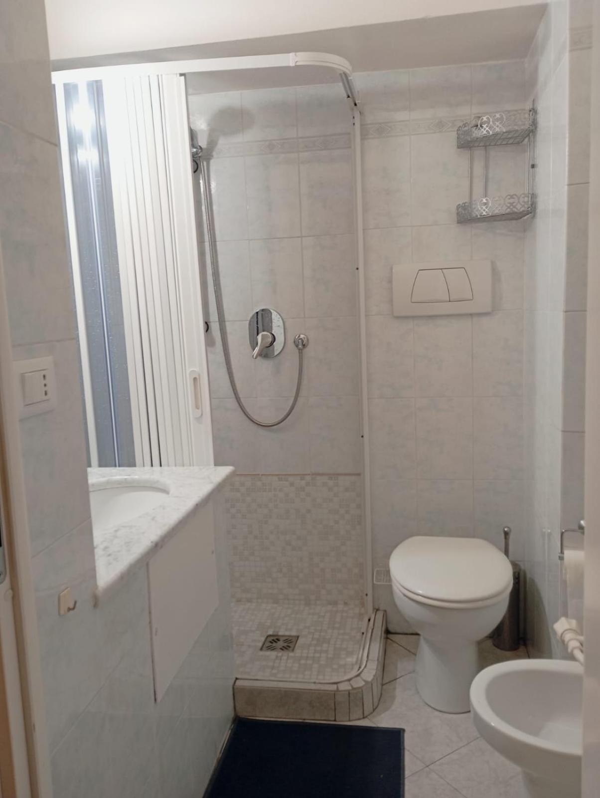 Una volta a vela en Sanremo — bathroom