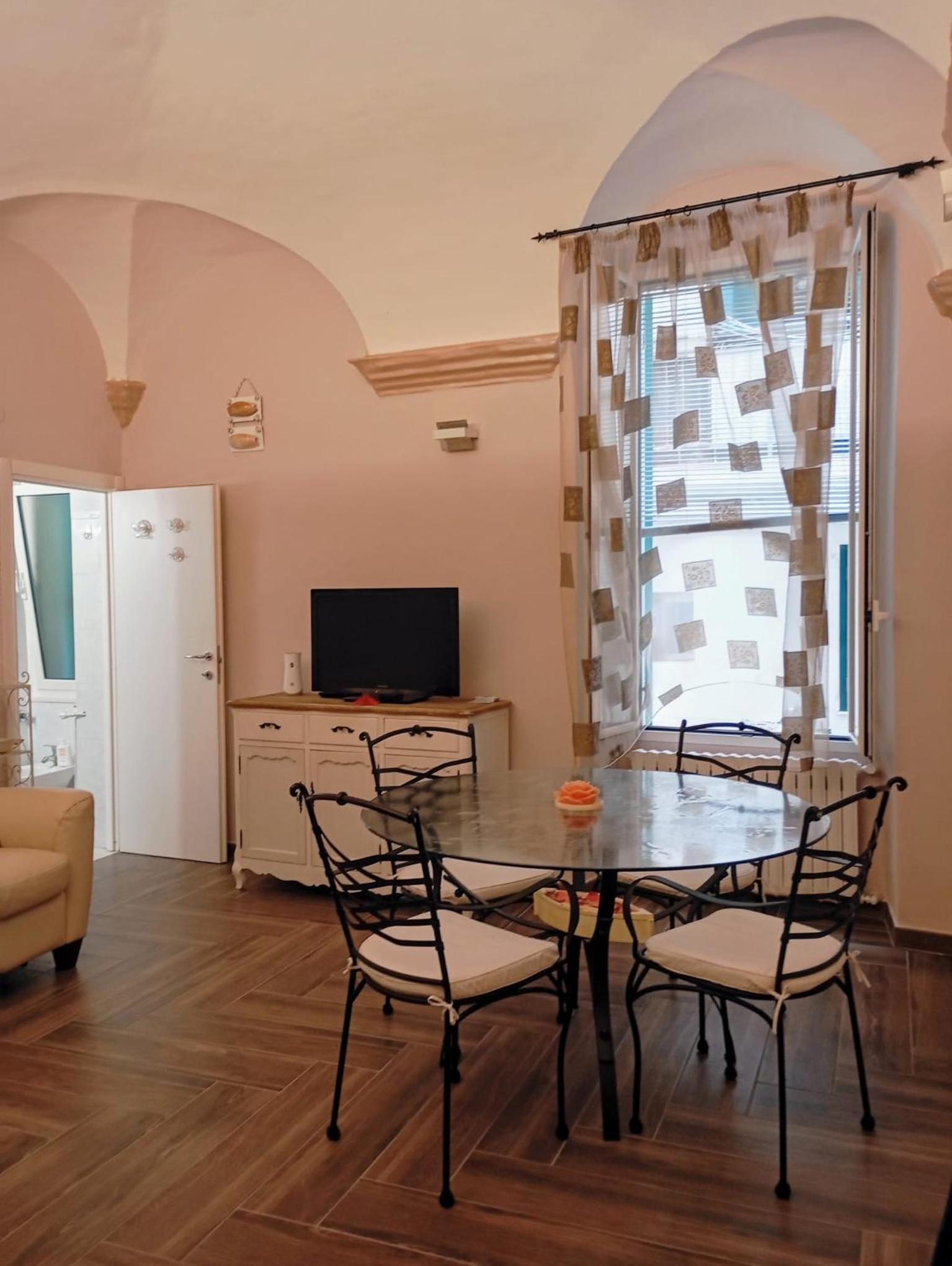 Una volta a vela en Sanremo — hotel room