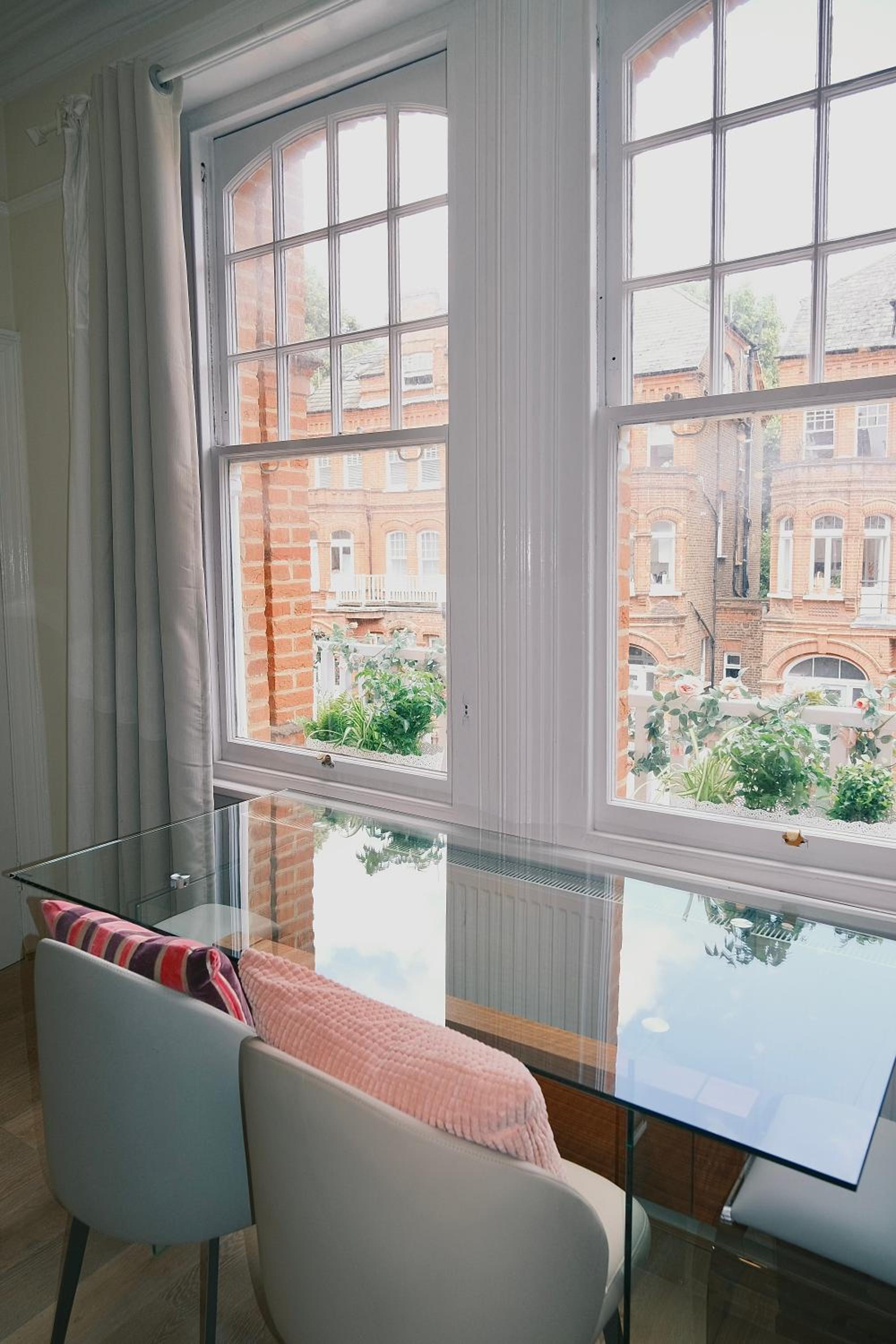 Kensington 1B1B with Sofa Double Bed Max 4 Guests