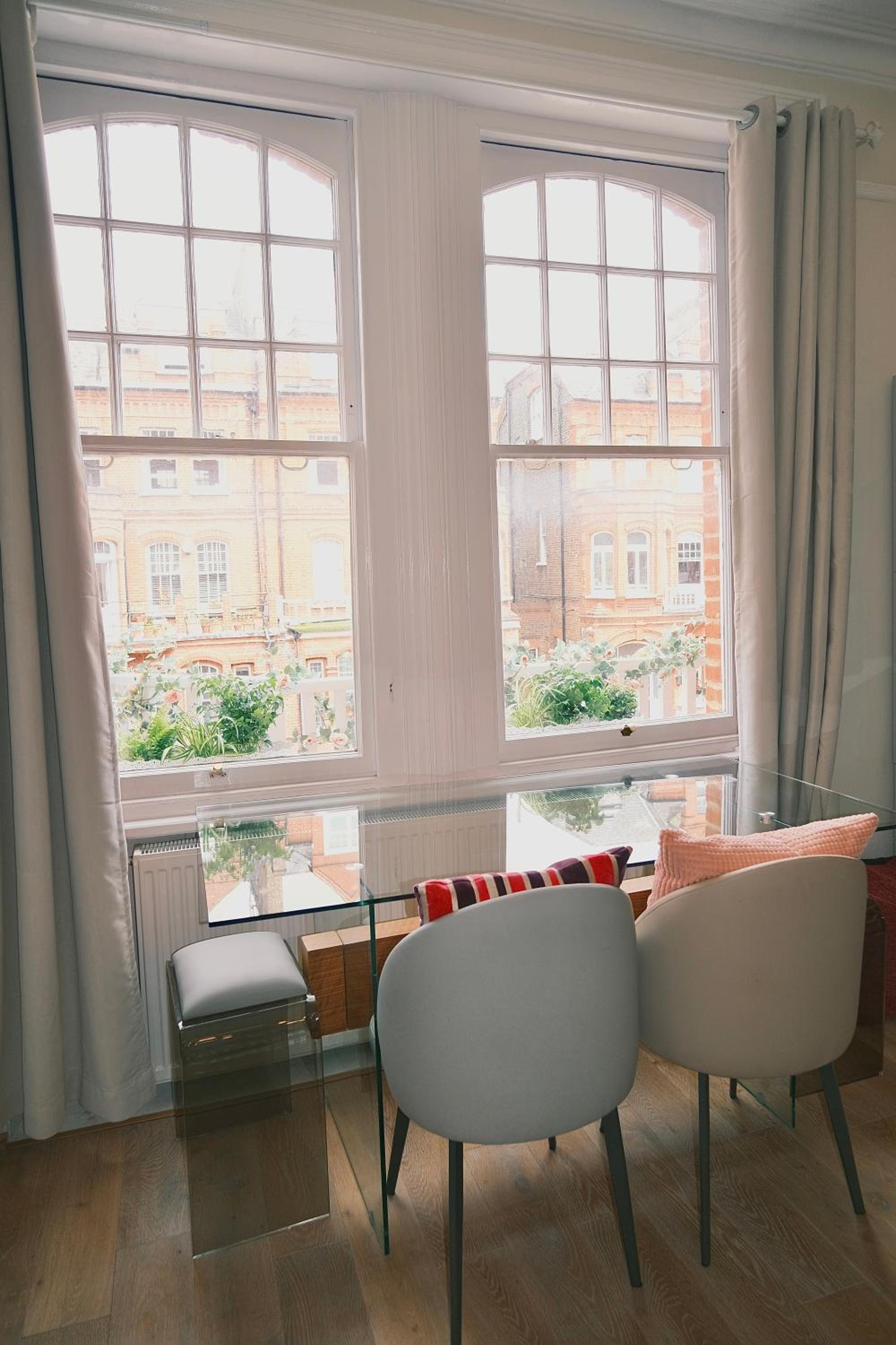 Kensington 1B1B with Sofa Double Bed Max 4 Guests