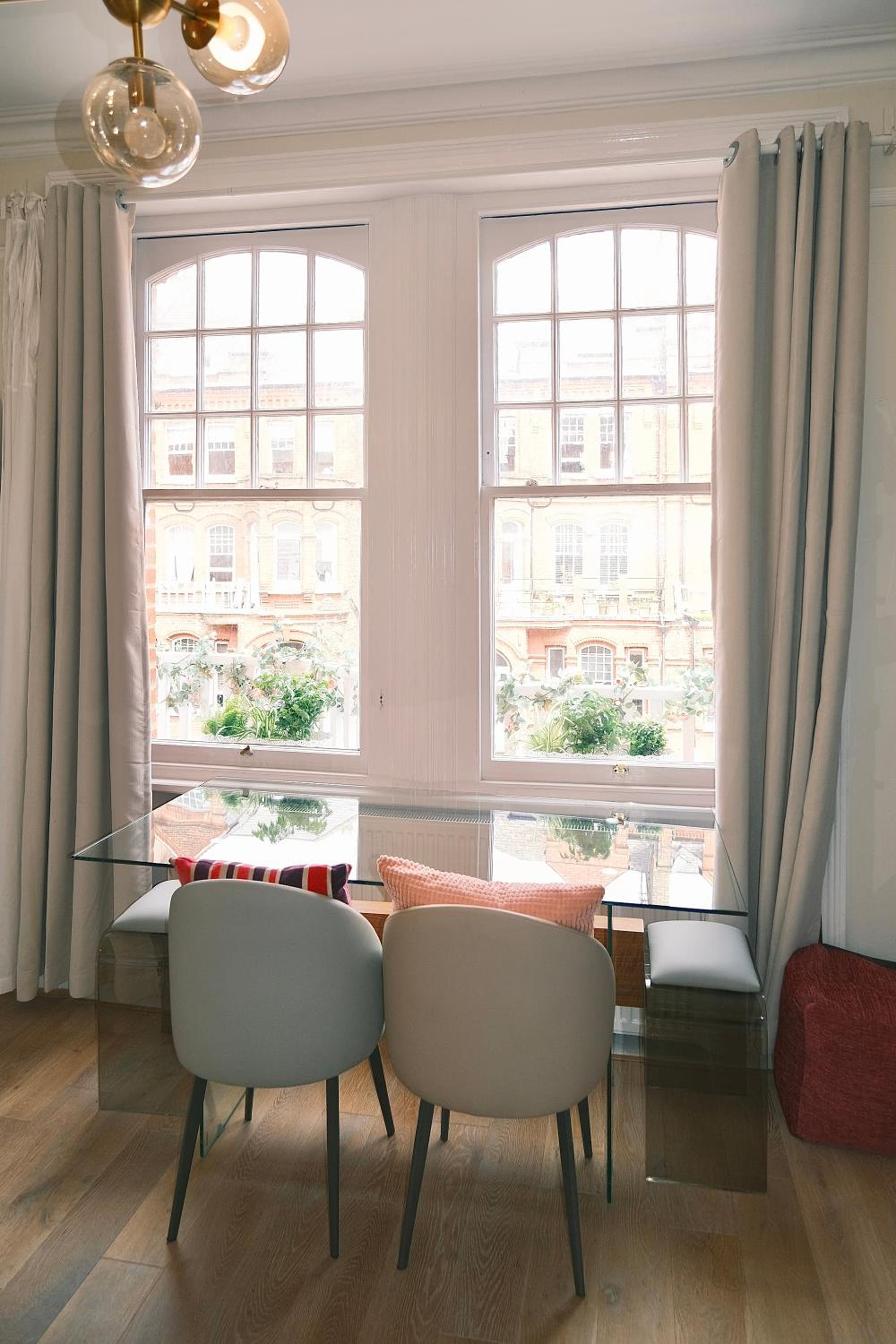 Kensington 1B1B with Sofa Double Bed Max 4 Guests