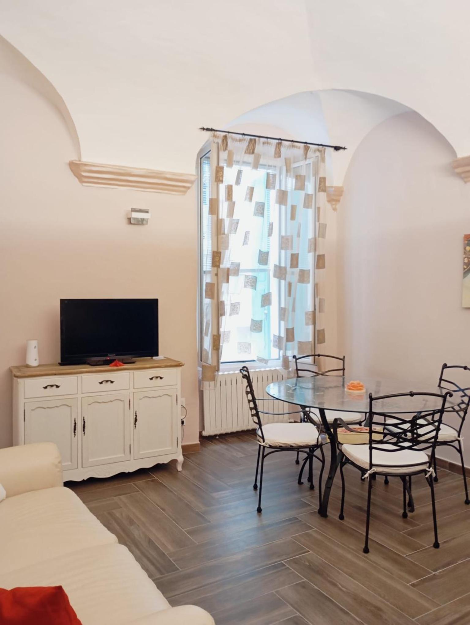 Una volta a vela en Sanremo — hotel room