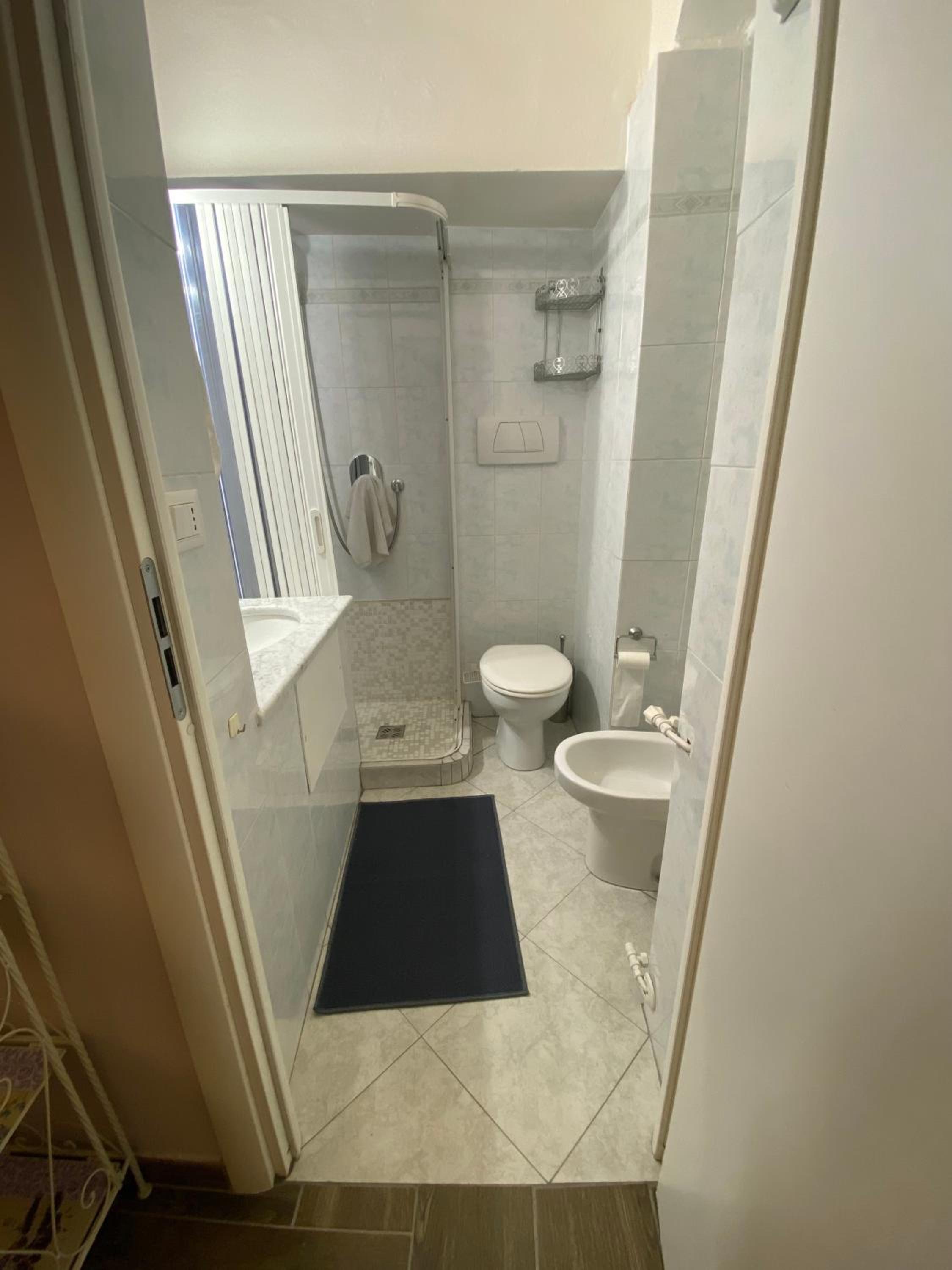 Una volta a vela en Sanremo — bathroom