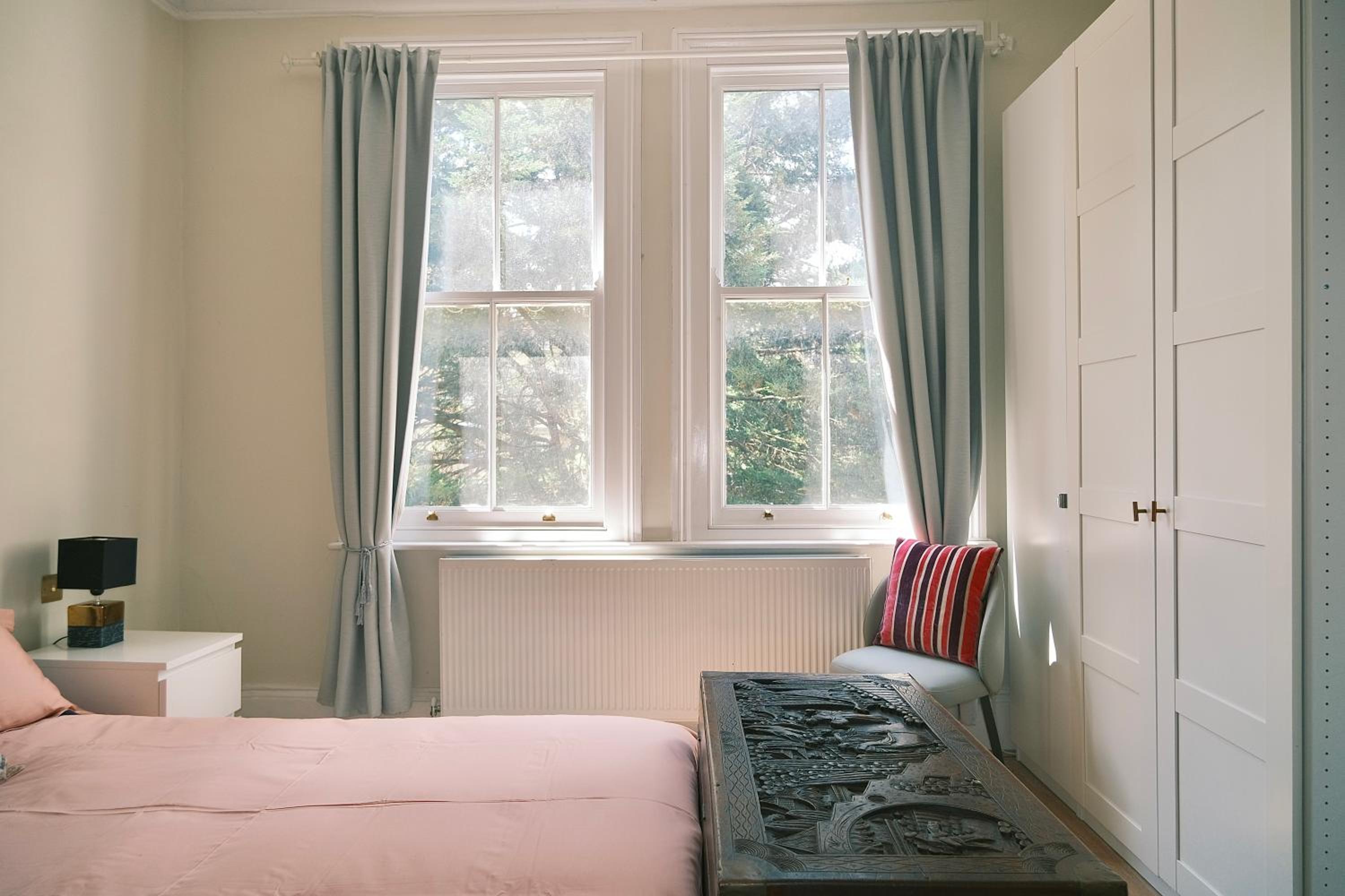Kensington 1B1B with Sofa Double Bed Max 4 Guests