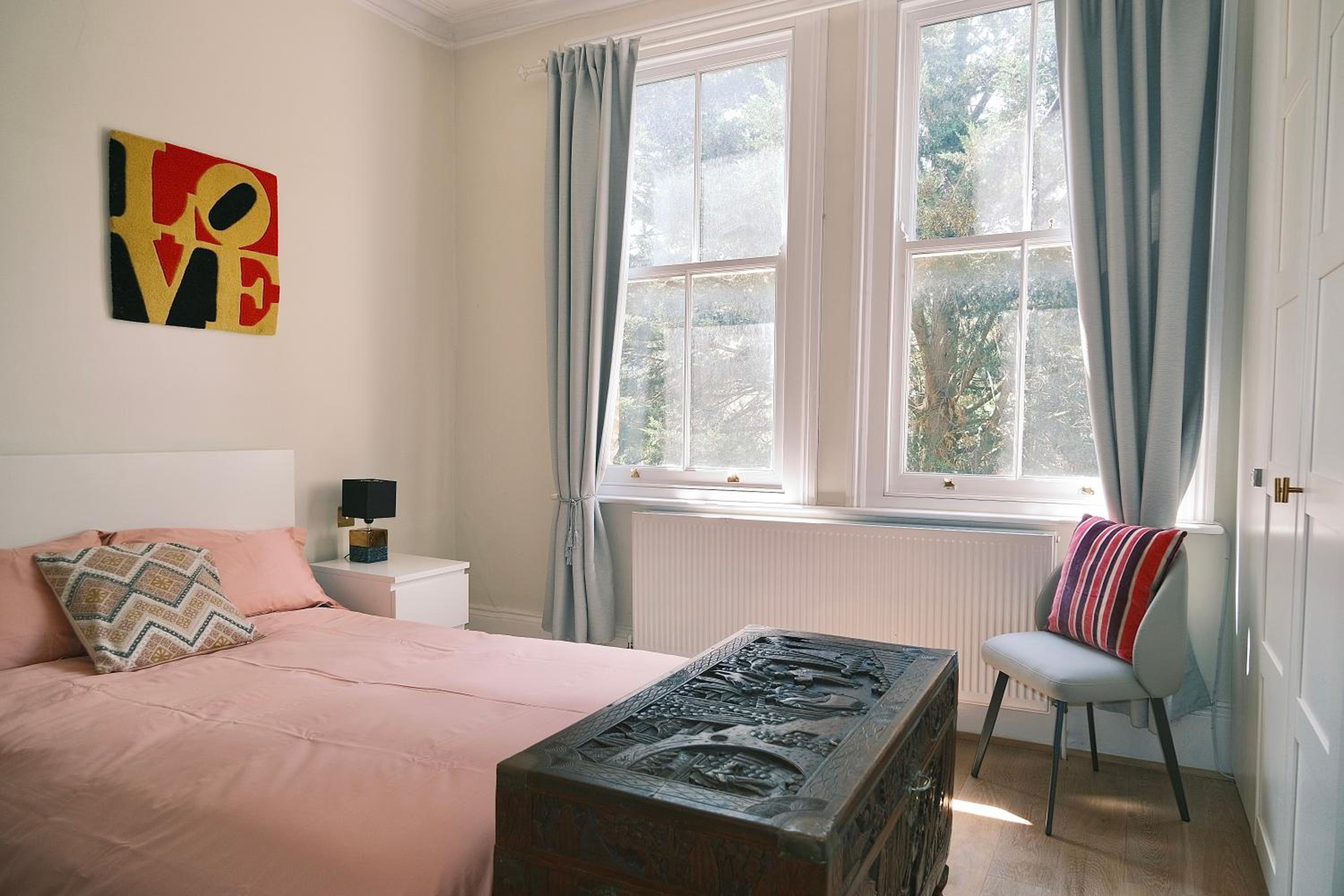 Kensington 1B1B with Sofa Double Bed Max 4 Guests