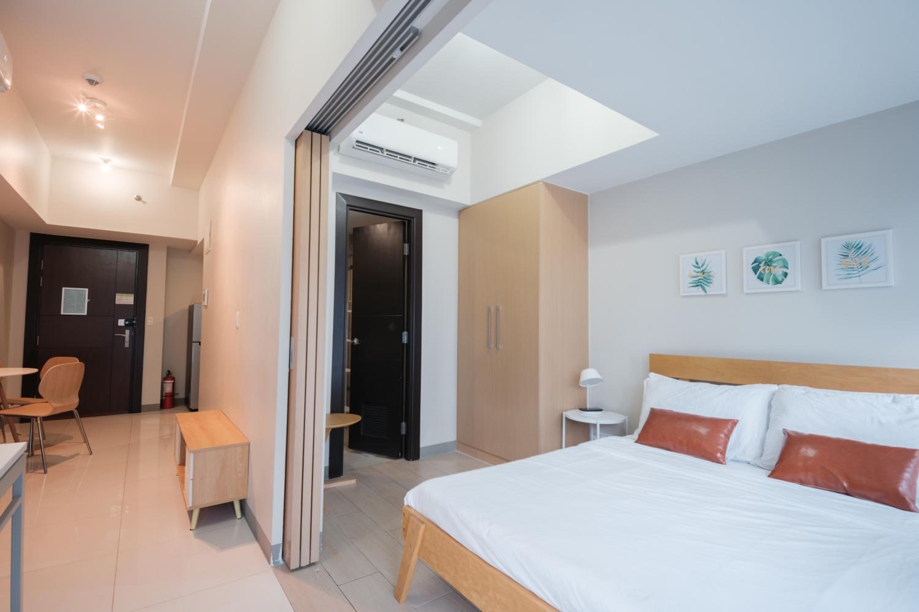 Uptown BGC Luxury 1br Suite with Fast Wifi view 5