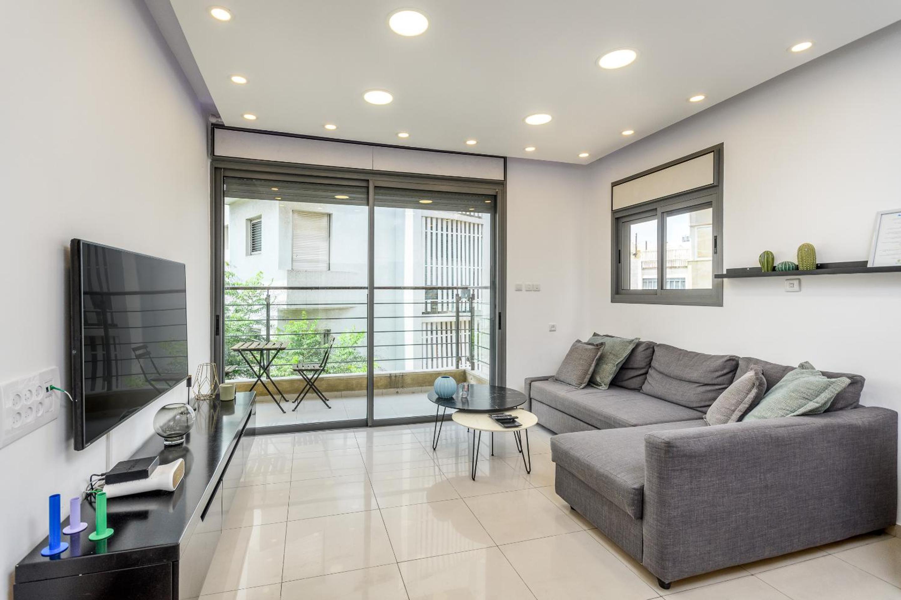 Very nice 1 BDR apartment 2 min from the beach ! view 5