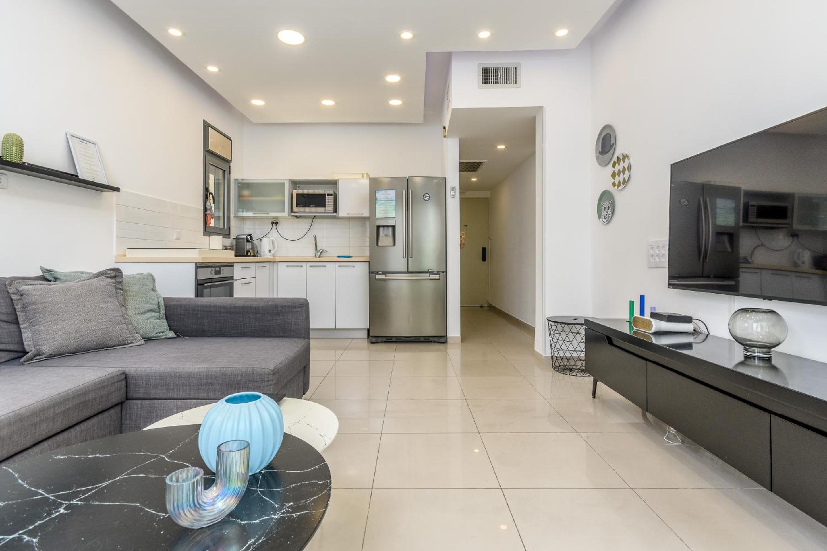 Very nice 1 BDR apartment 2 min from the beach ! view 4