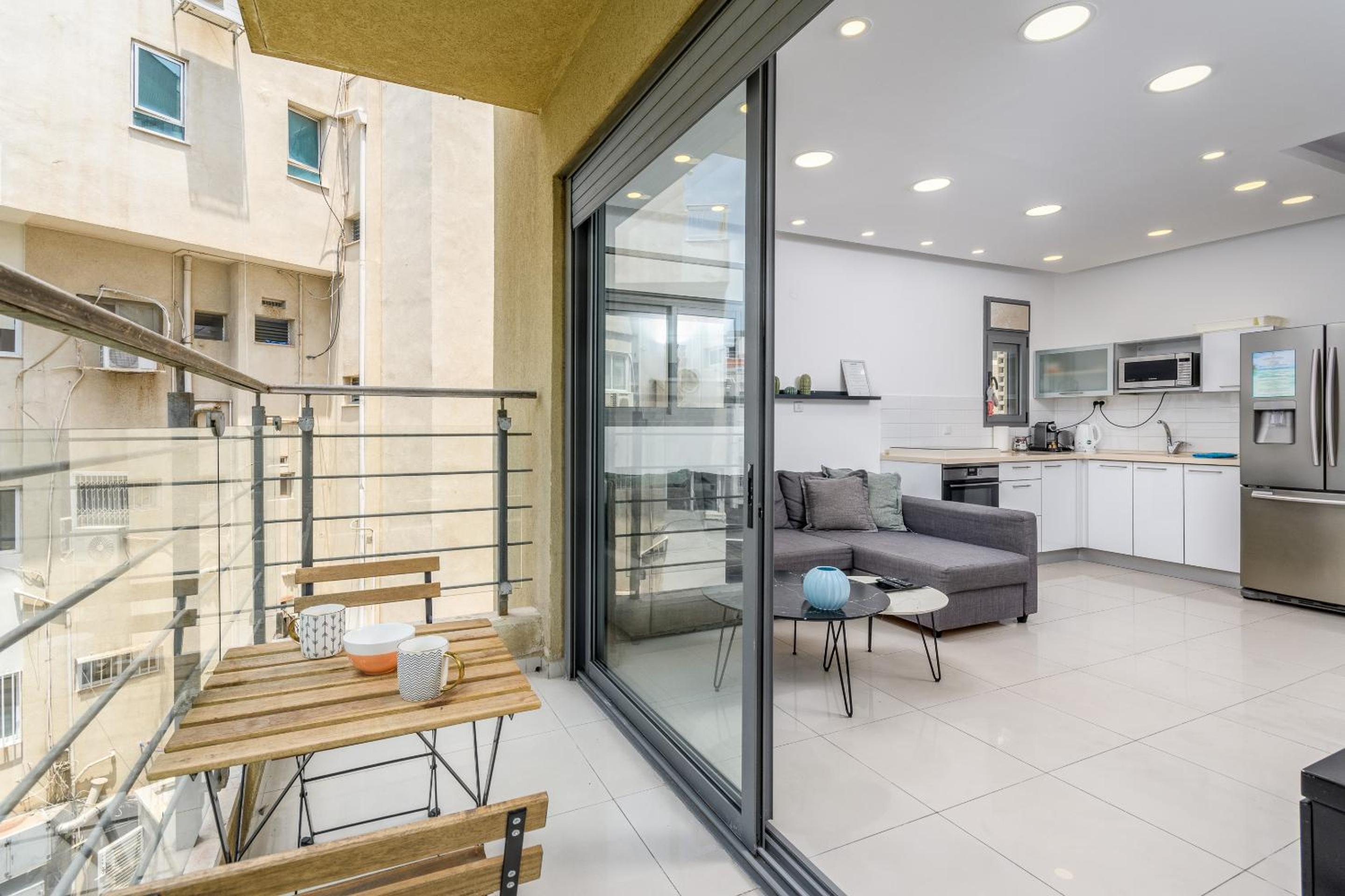 Very nice 1 BDR apartment 2 min from the beach ! view 3
