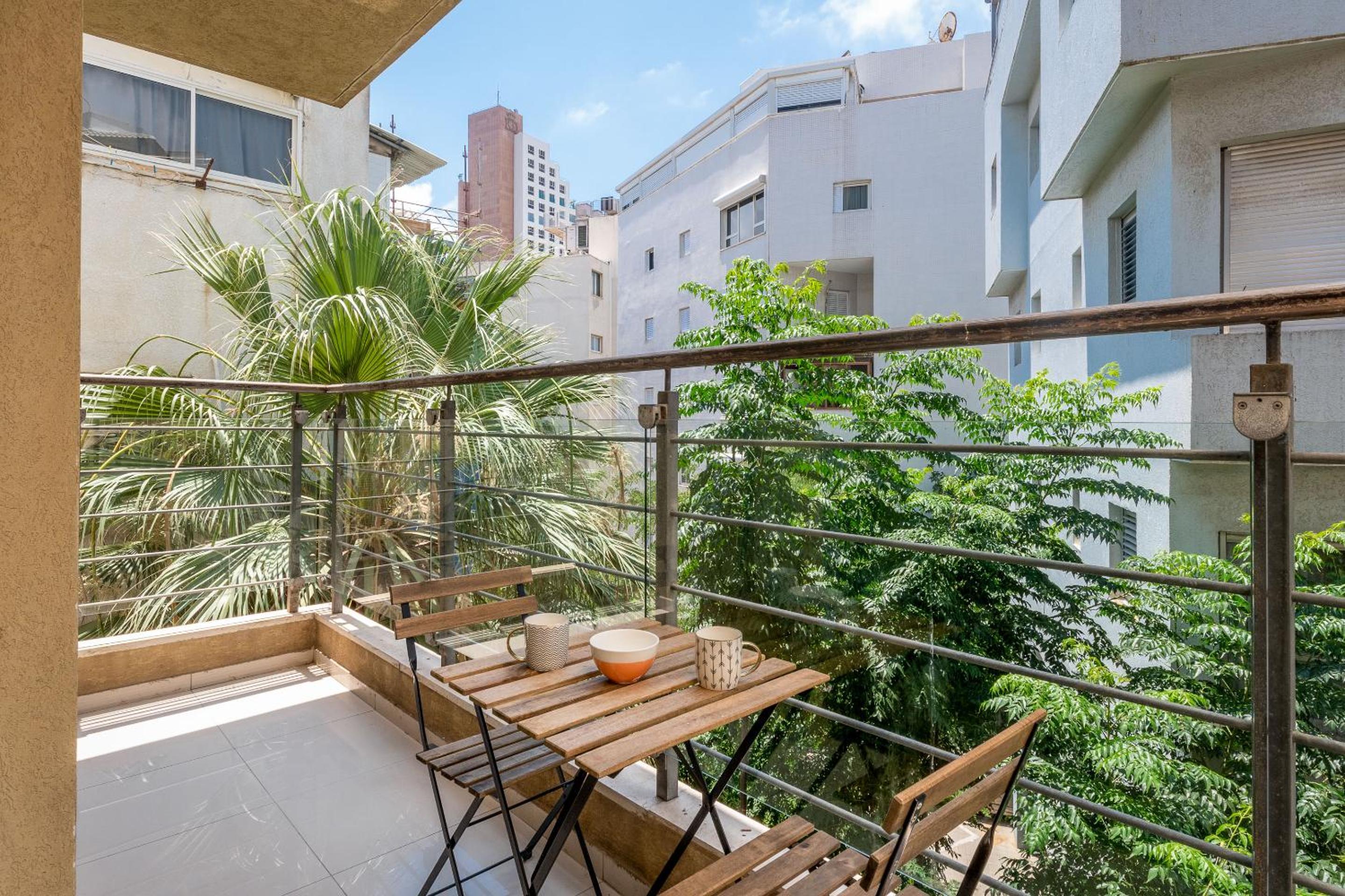 Very nice 1 BDR apartment 2 min from the beach ! view 2