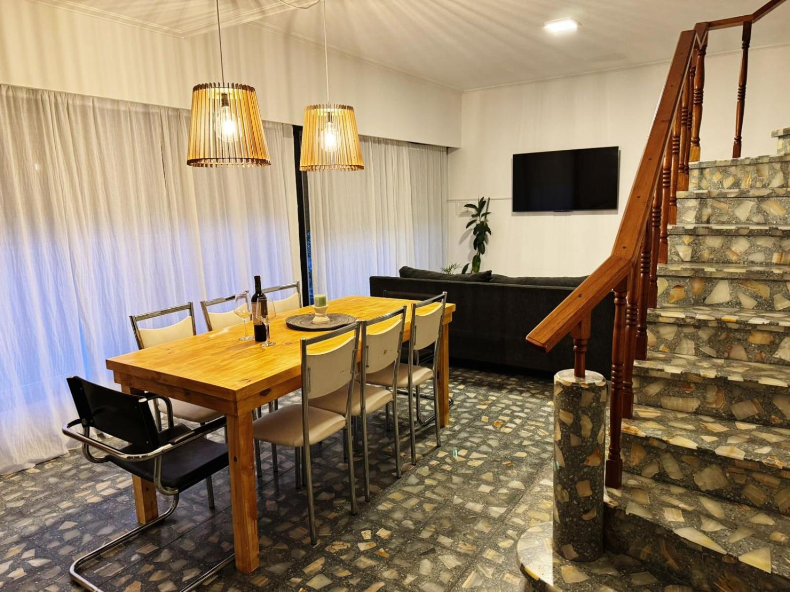 Casa Zona Residencial , pileta, garage doble y quincho con parrilla