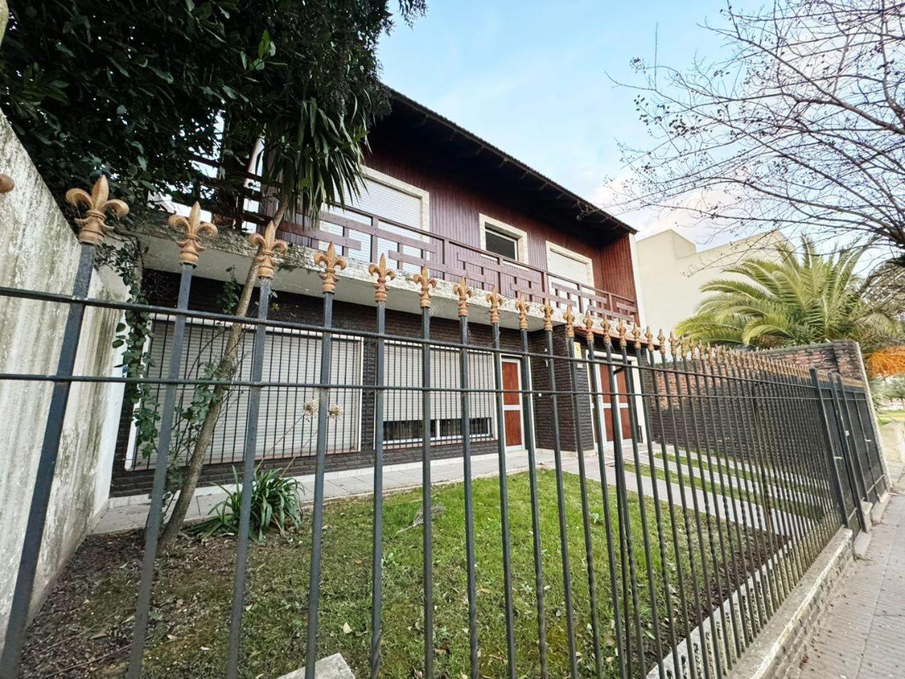 Casa Zona Residencial , pileta, garage doble y quincho con parrilla