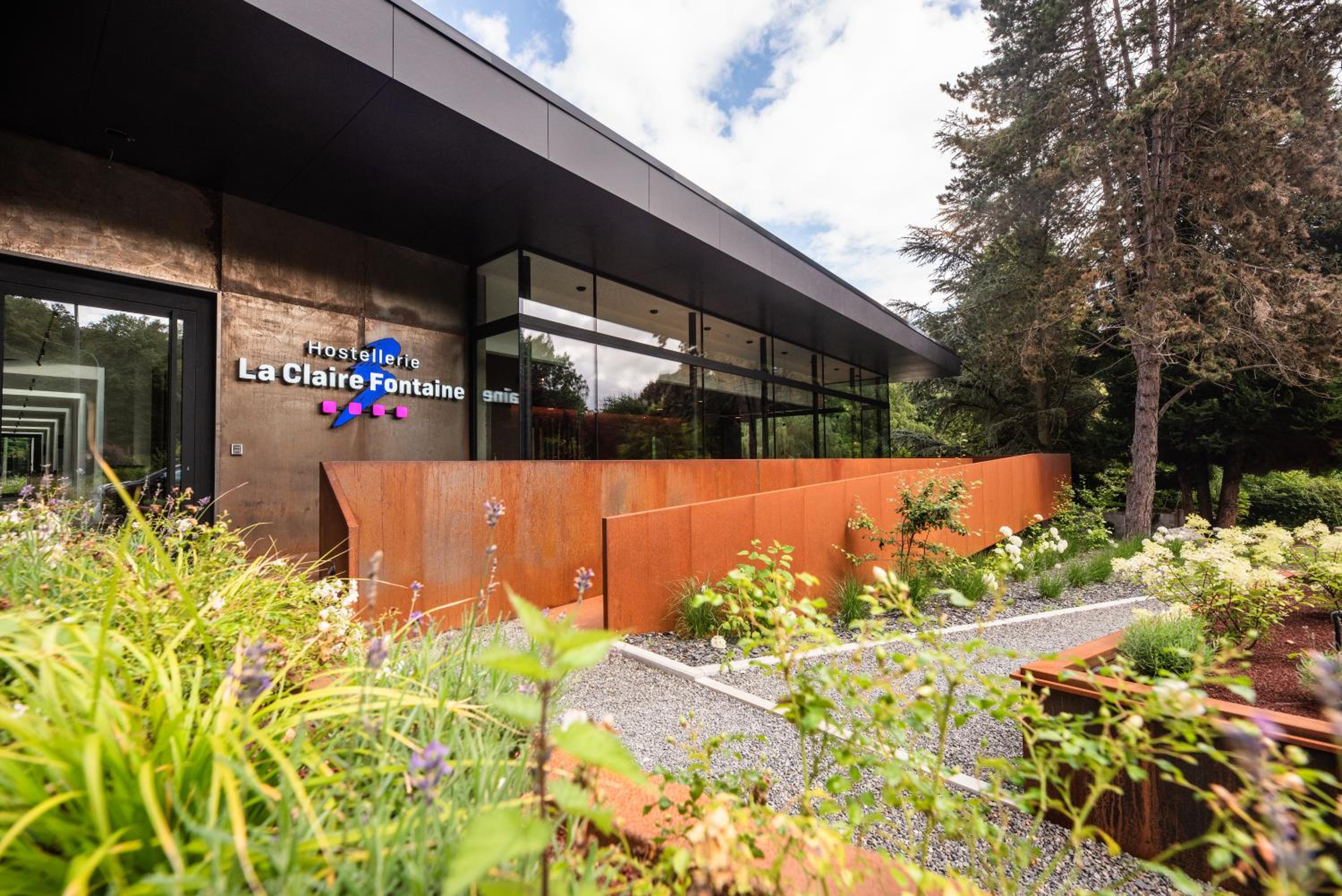 Hotel Logis Hostellerie De La Claire Fontaine - Image 1