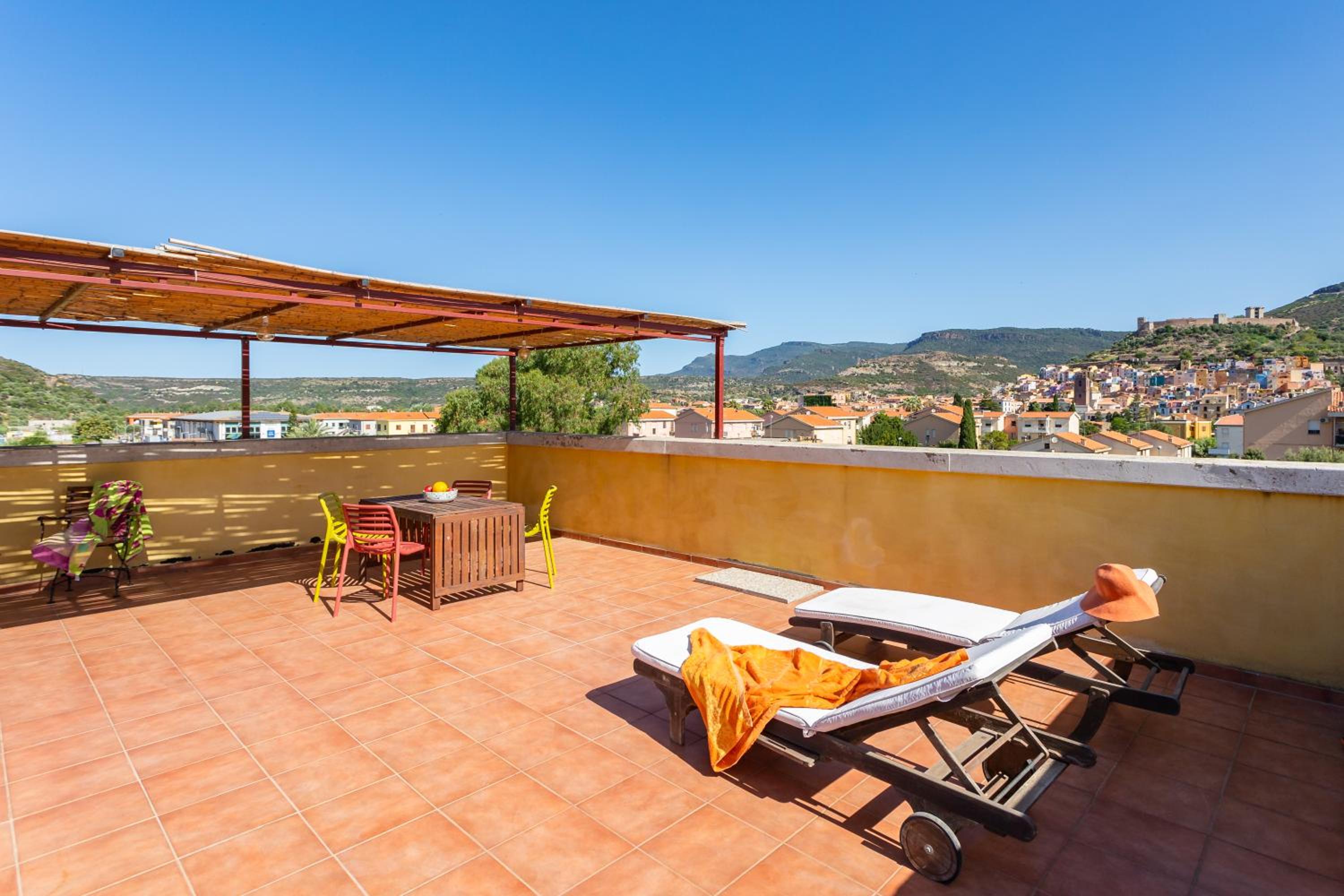 Terrace with castle view en Bosa