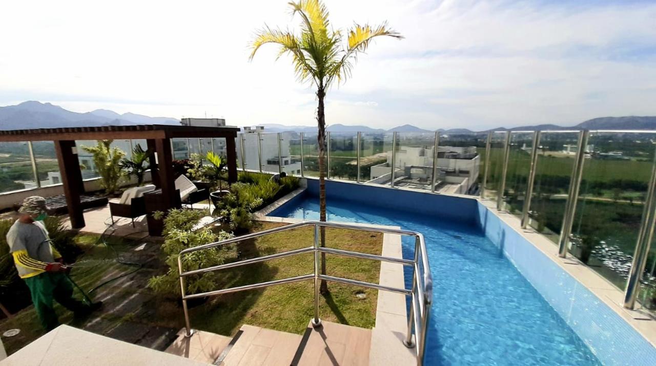 Suíte com varanda e piscina na Barra da Tijuca - RJ