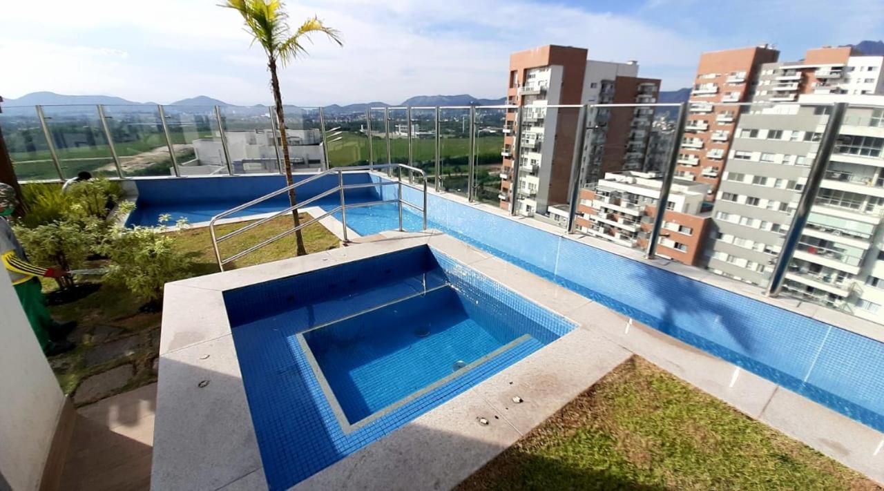 Suíte com varanda e piscina na Barra da Tijuca - RJ