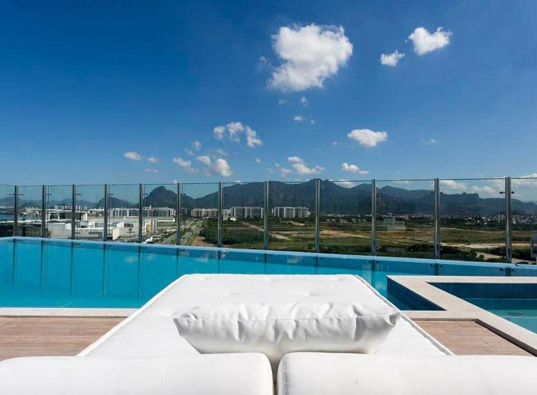 Suíte com varanda e piscina na Barra da Tijuca - RJ