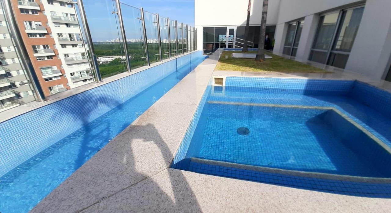 Suíte com varanda e piscina na Barra da Tijuca - RJ