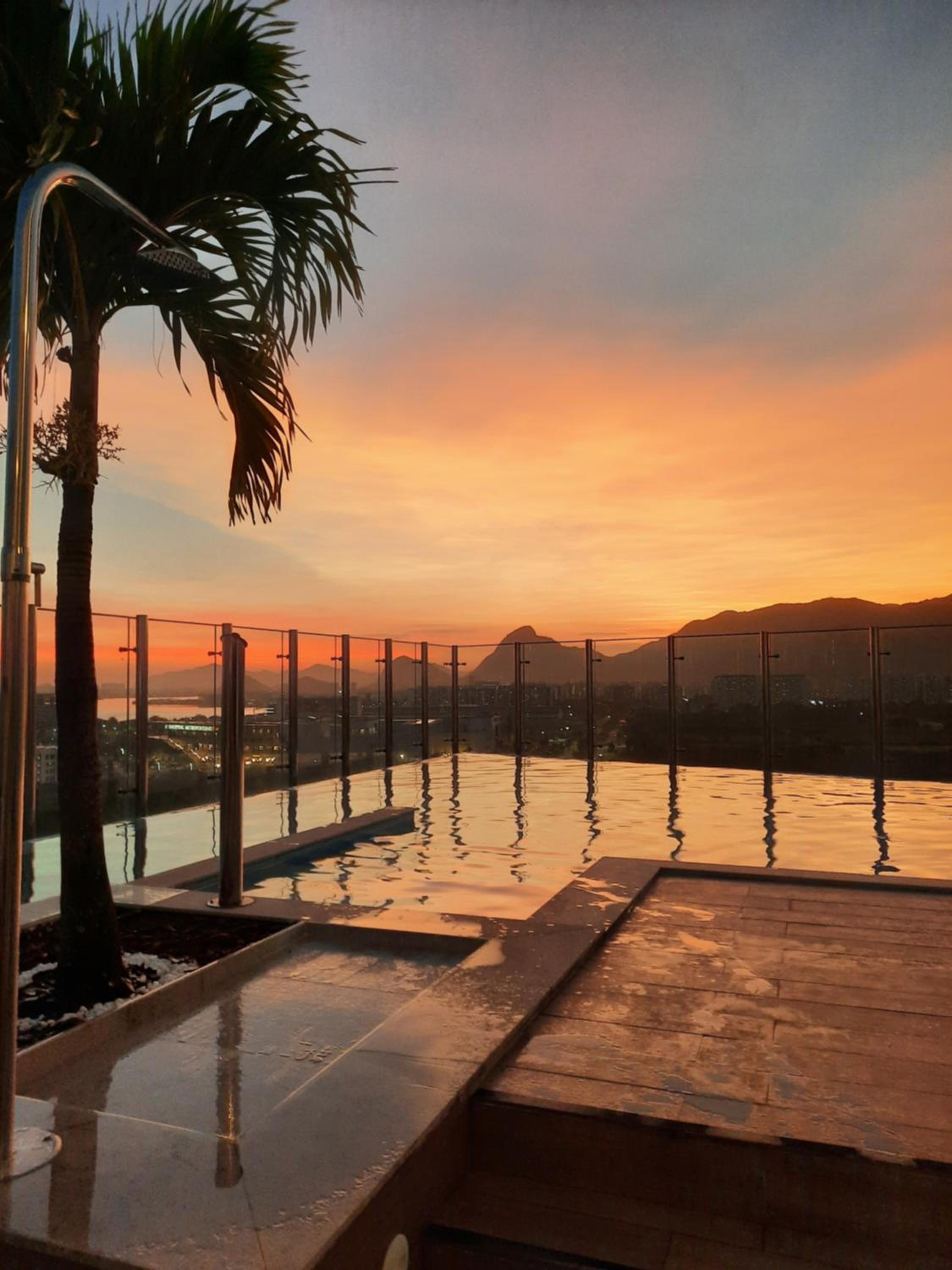 Suíte com varanda e piscina na Barra da Tijuca - RJ
