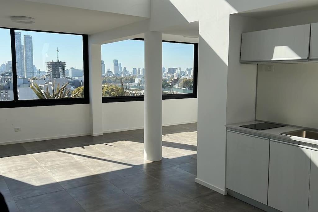 Amplio departamento con piscina y vista a la ciudad