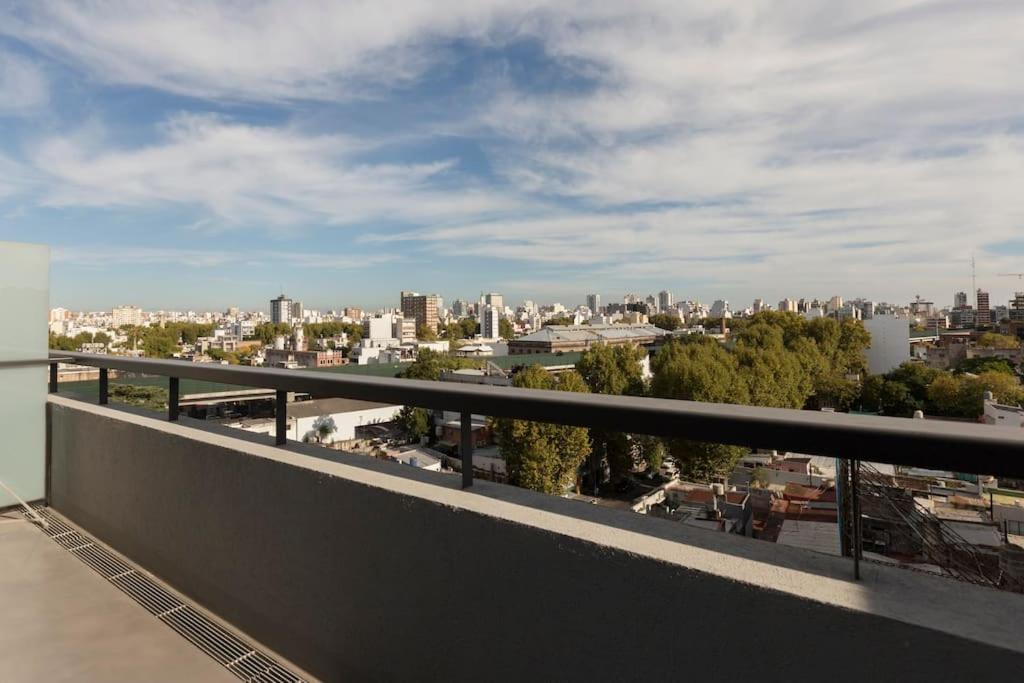 Amplio departamento con piscina y vista a la ciudad