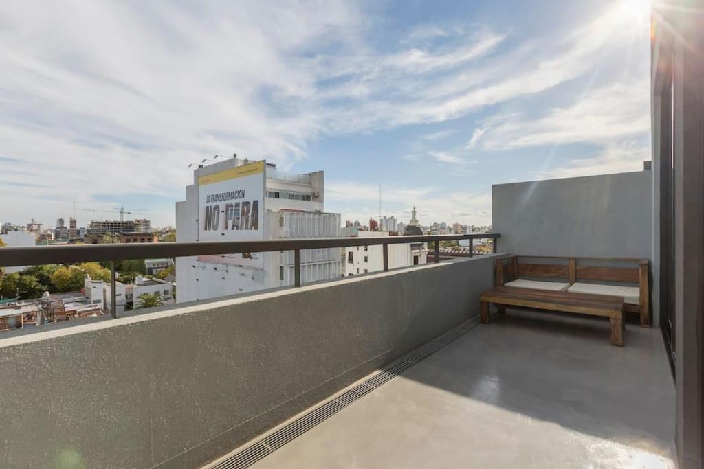 Amplio departamento con piscina y vista a la ciudad