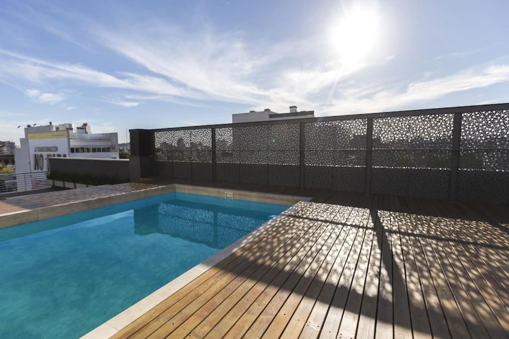 Amplio departamento con piscina y vista a la ciudad