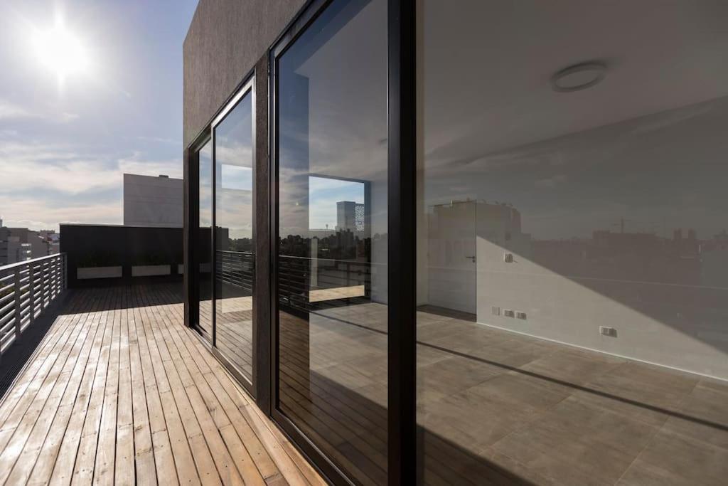 Amplio departamento con piscina y vista a la ciudad