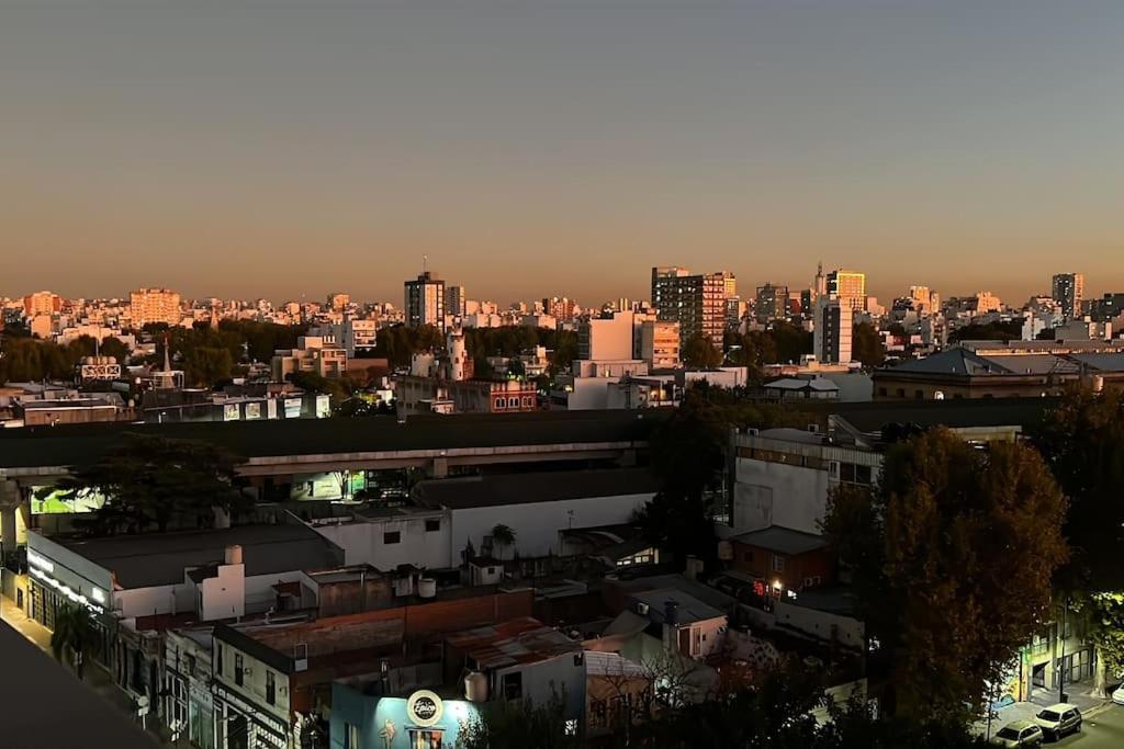 Amplio departamento con piscina y vista a la ciudad