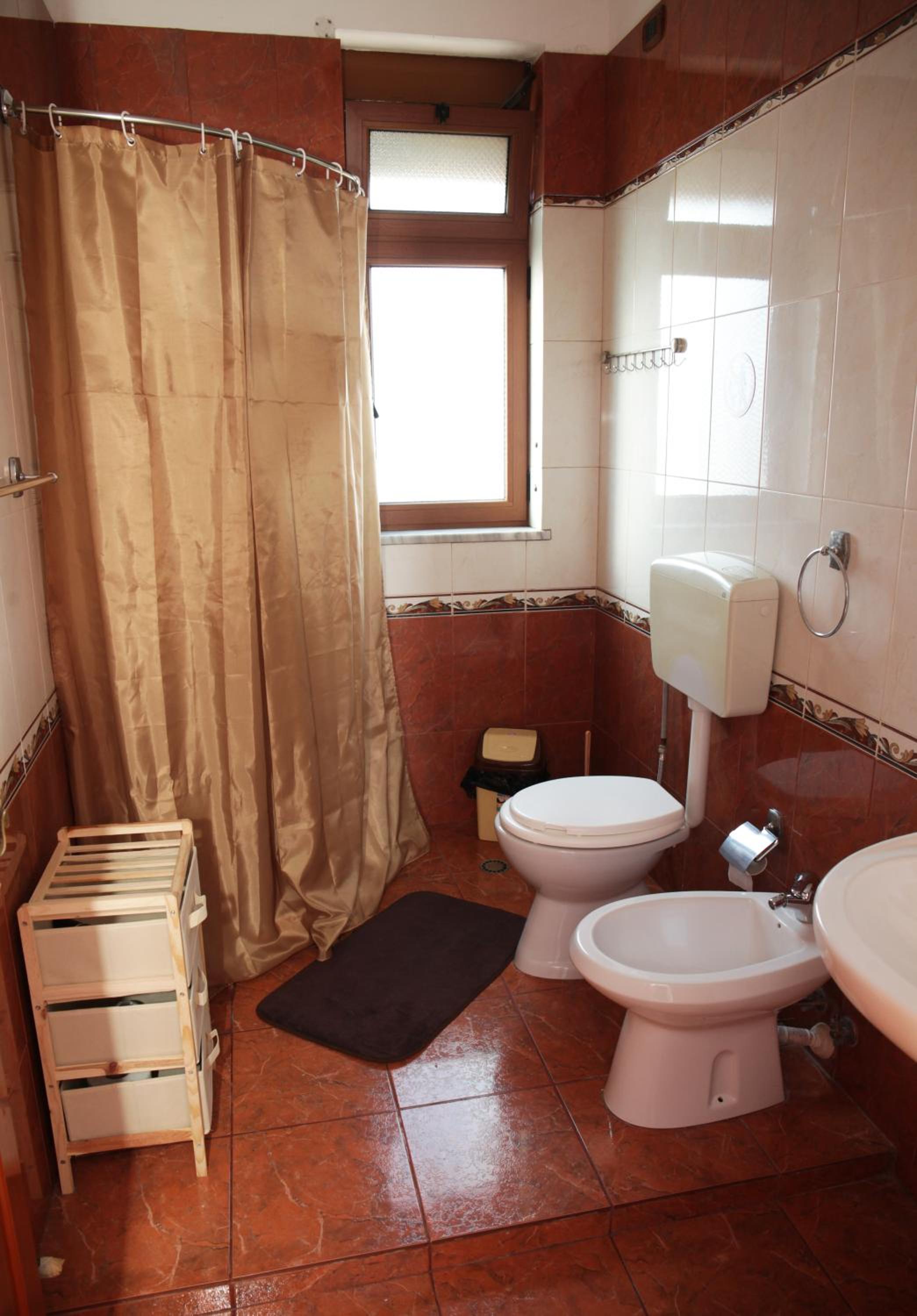 Sunny 2 BR Near City Center