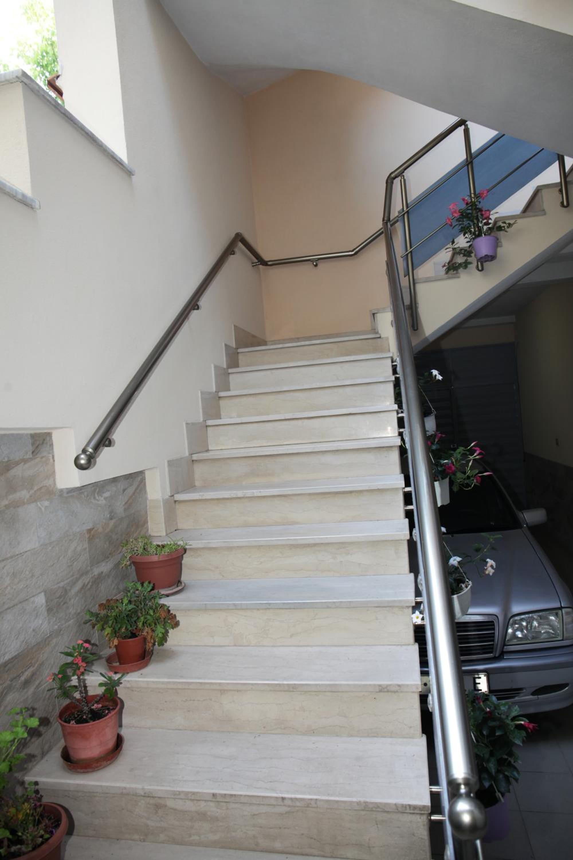 Sunny 2 BR Near City Center