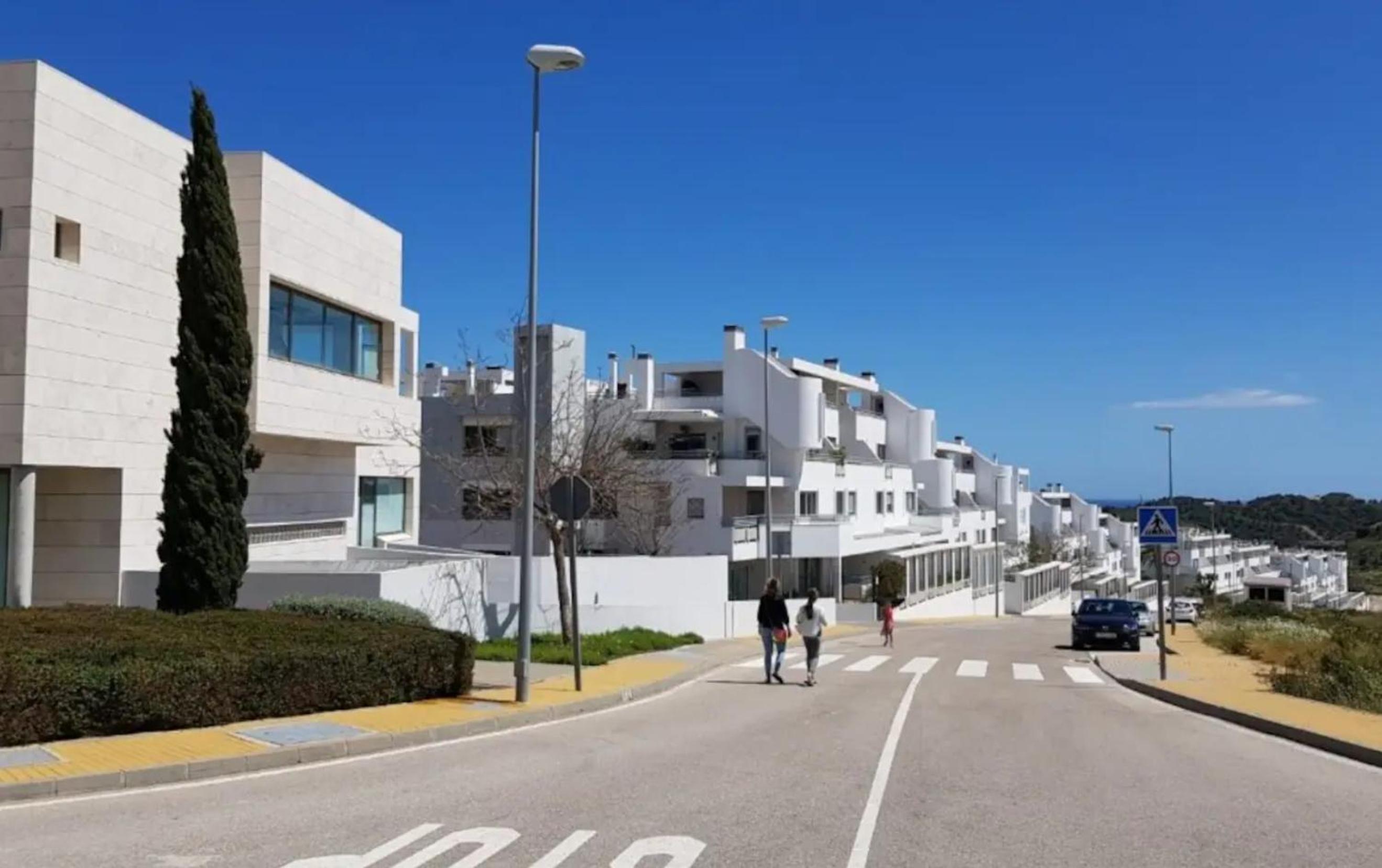 Luxe appartement met 3 ensuite badkamers, terras met zicht, privé parkeren en diverse zwembaden view 2