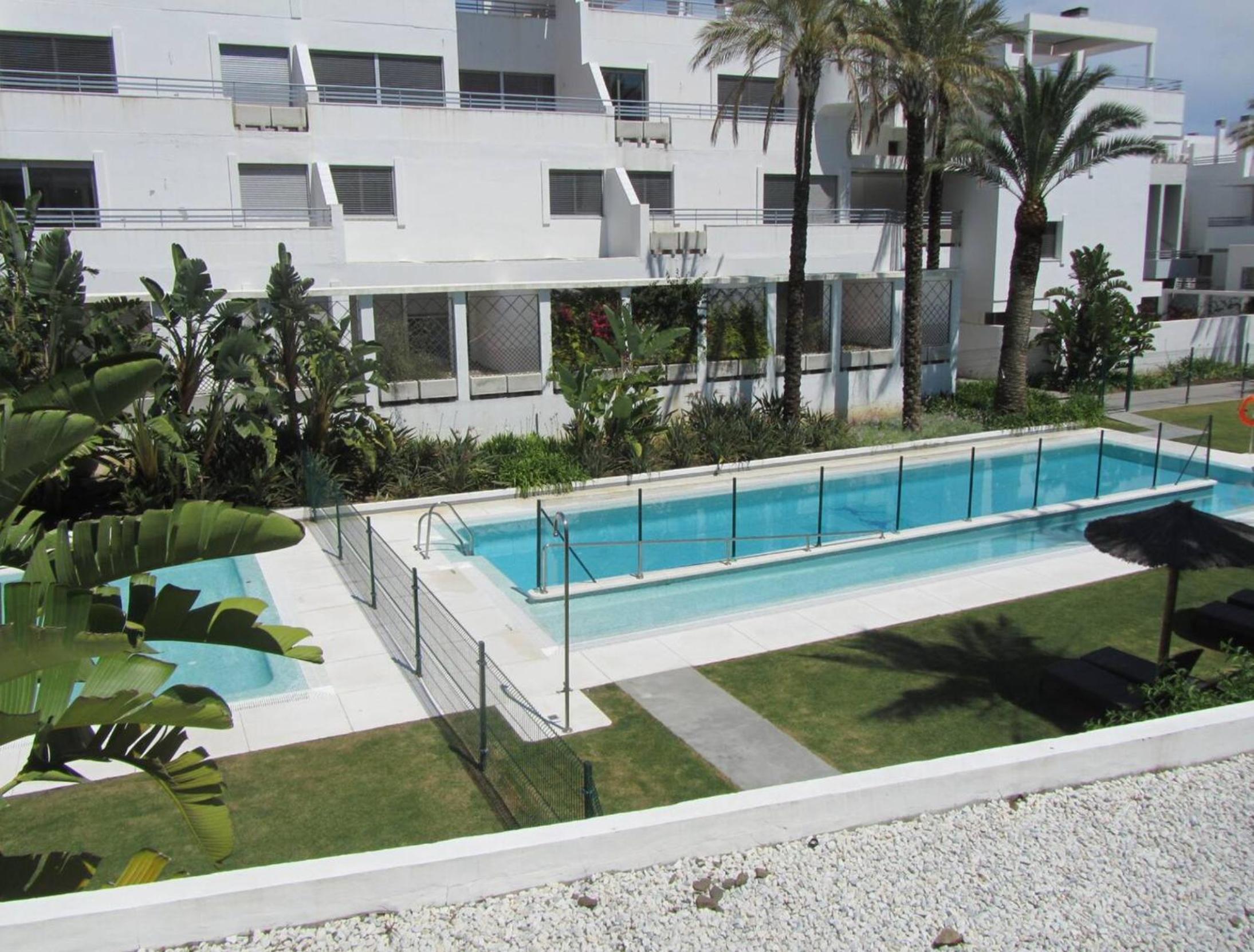 Luxe appartement met 3 ensuite badkamers, terras met zicht, privé parkeren en diverse zwembaden view 4