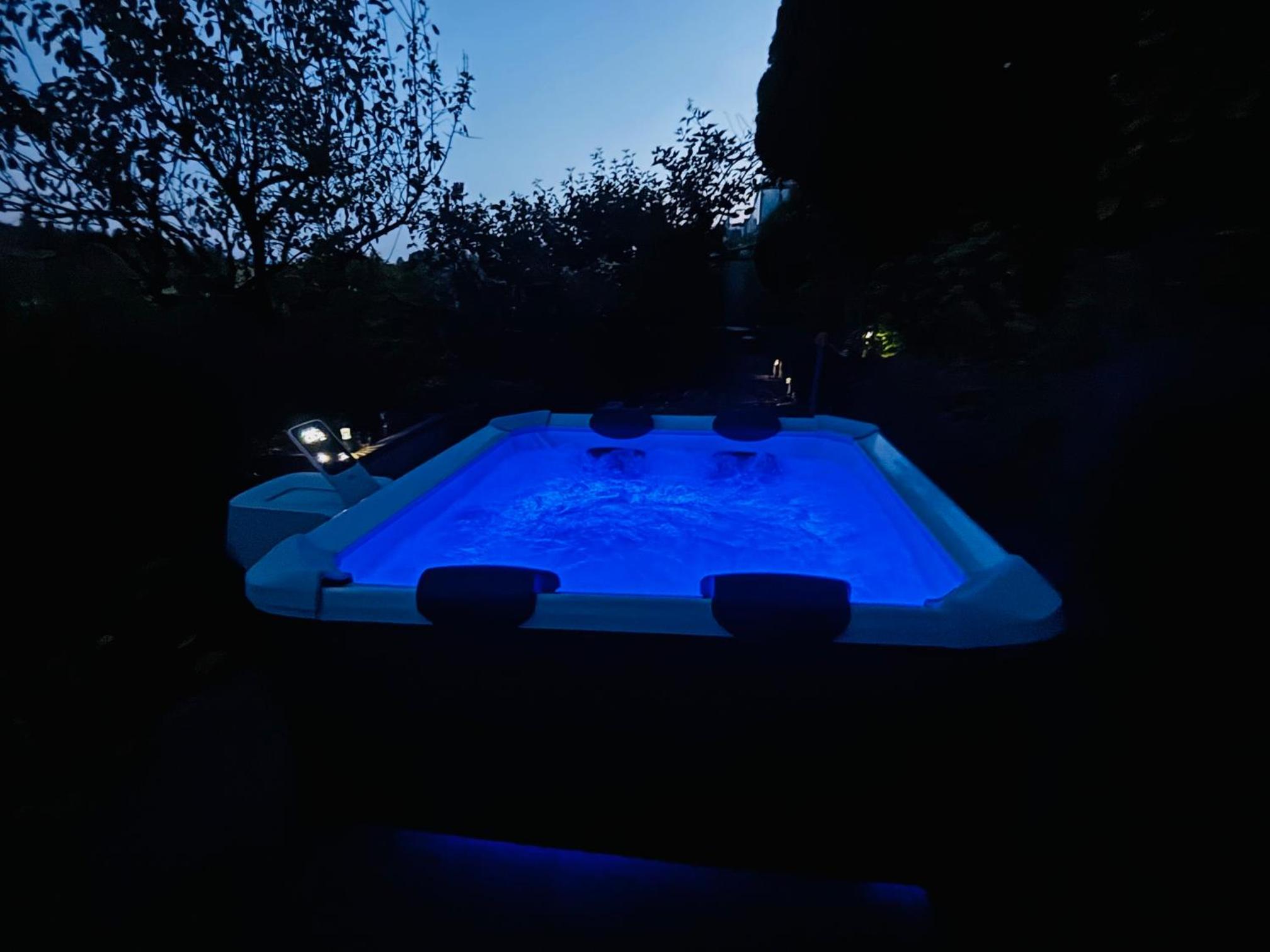 Panorama-Haus Ferienwohnung SÄNTIS - Schlafzimmer, Wohnzimmer, Küche, Bad, Sonnenterrasse mit Bergblick im Garten