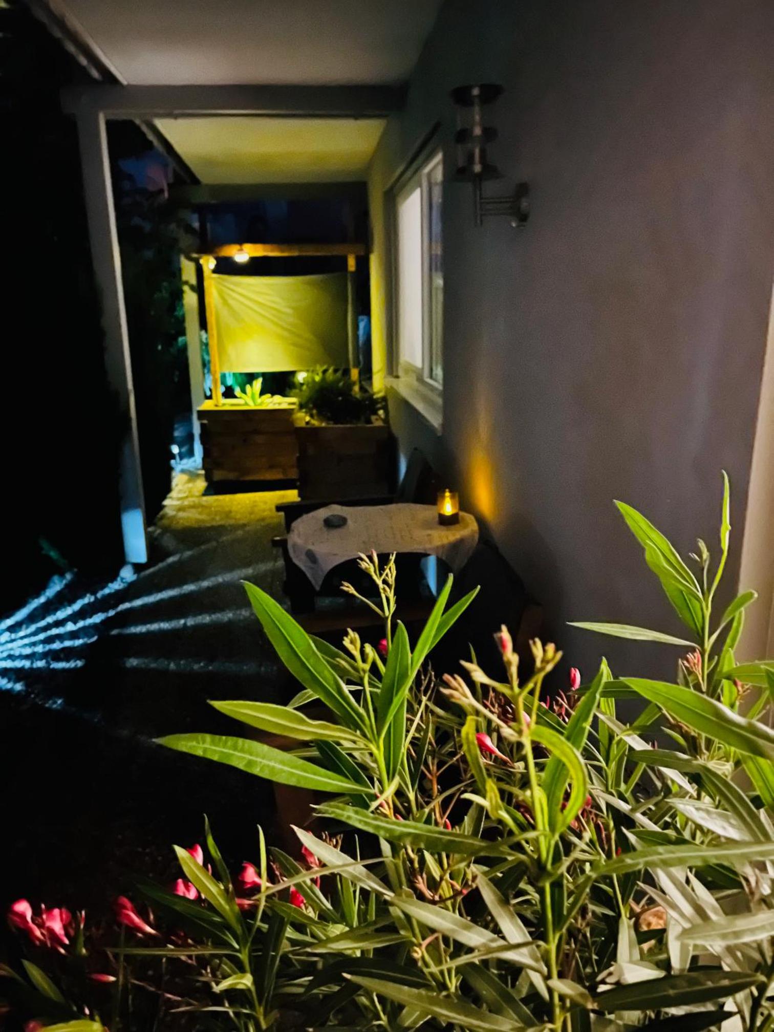 Panorama-Haus Ferienwohnung SÄNTIS - Schlafzimmer, Wohnzimmer, Küche, Bad, Sonnenterrasse mit Bergblick im Garten