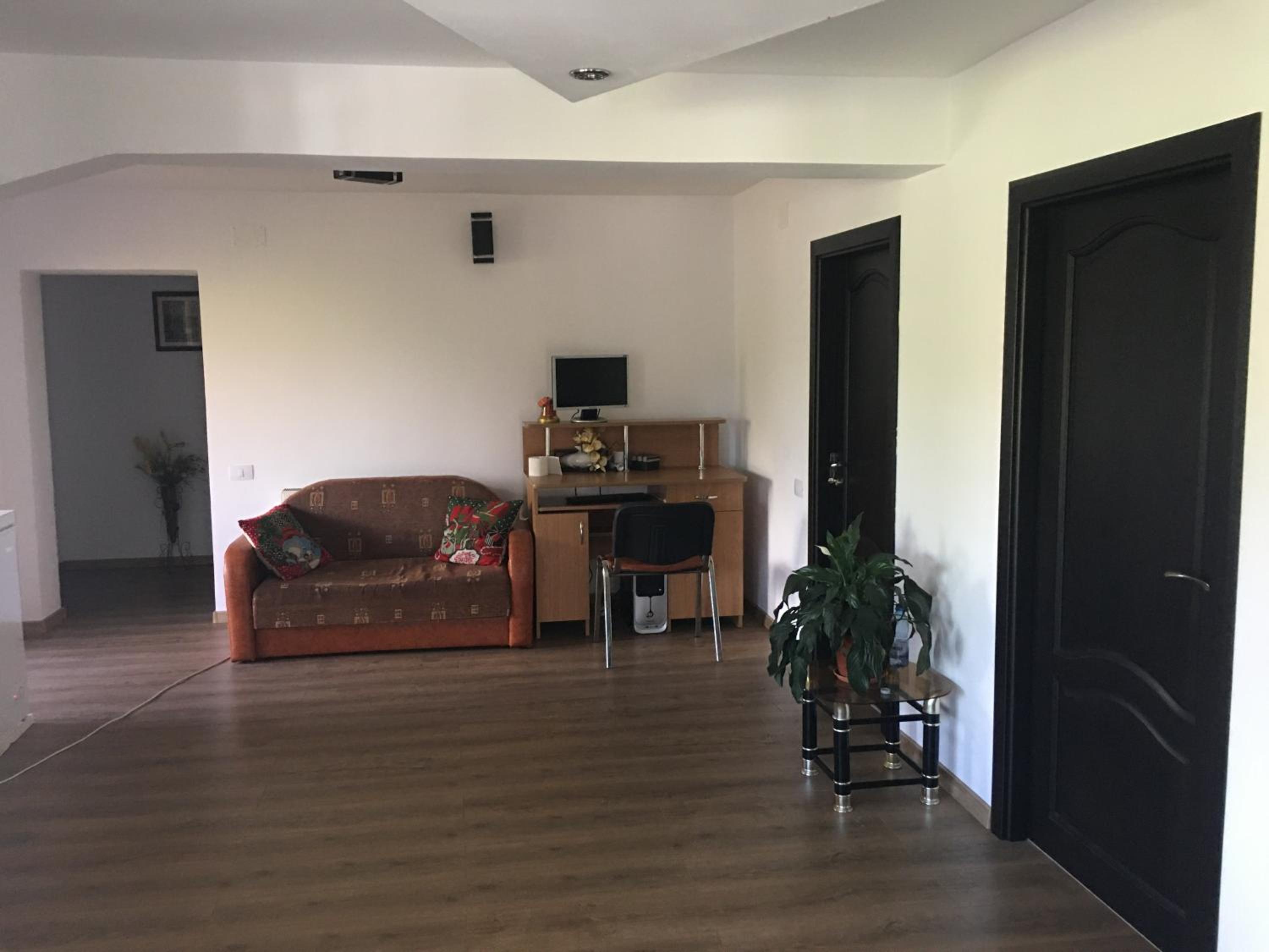 Casa cu Mesteceni Calimanesti