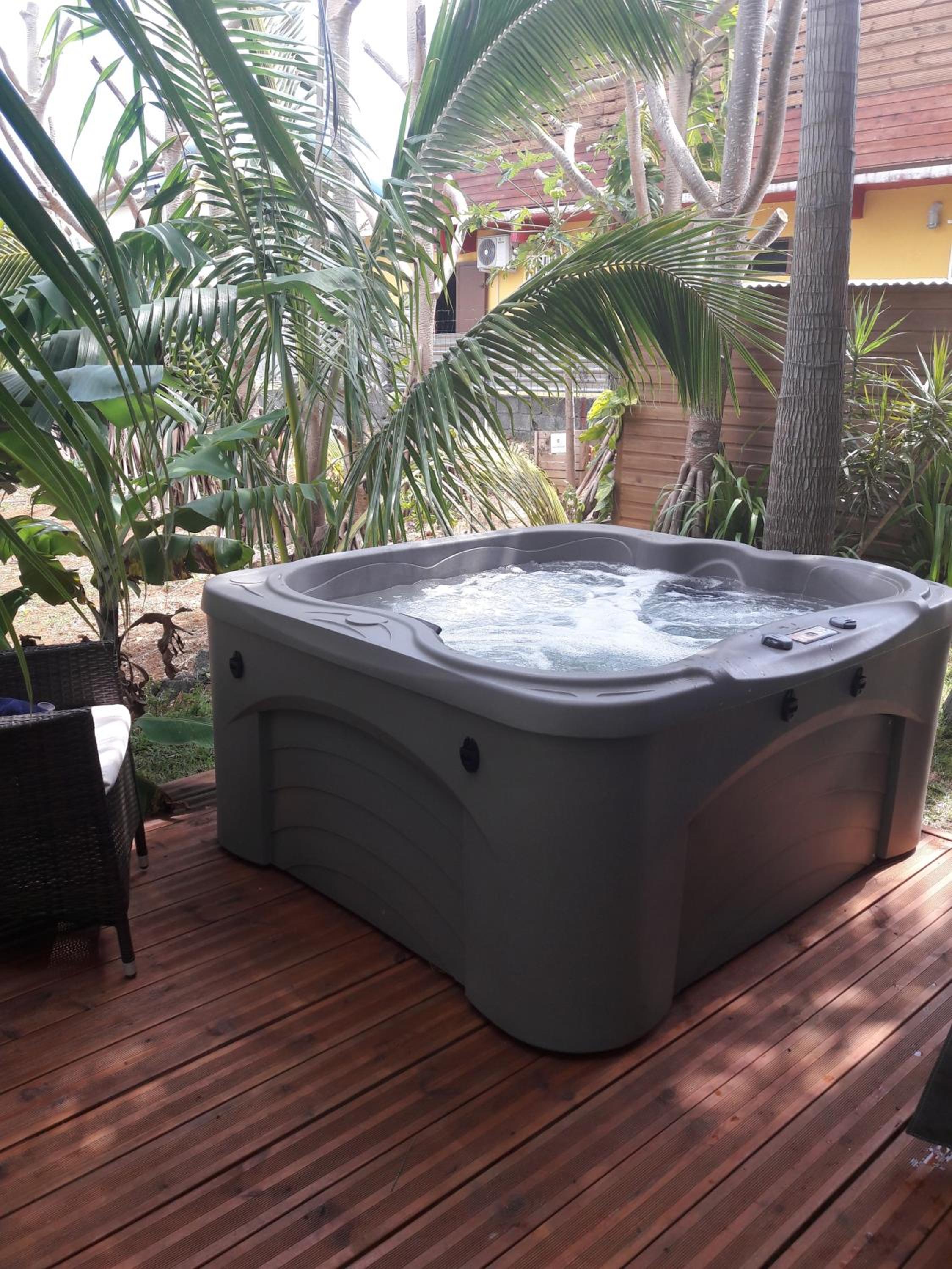 Chalet spacieux et convivial a Vincendo avec piscine et jacuzzi view 2