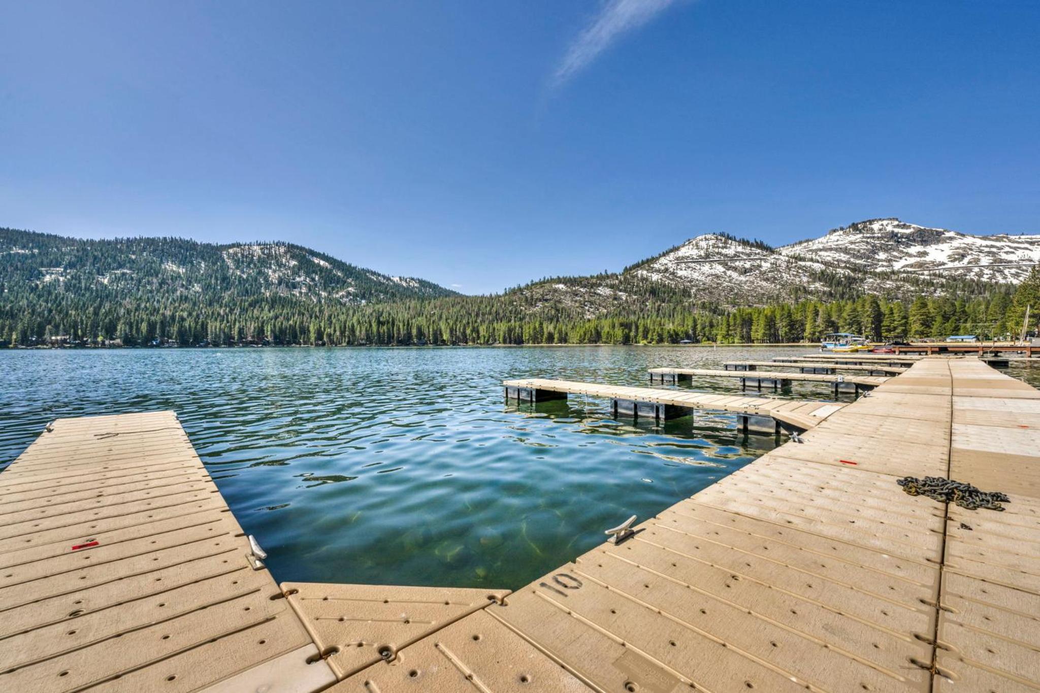 Lake Tahoe Vacations - Lovely Studio w/Kitchen and Partial Lake View 122 at Donner Lake Village - Property Image 16