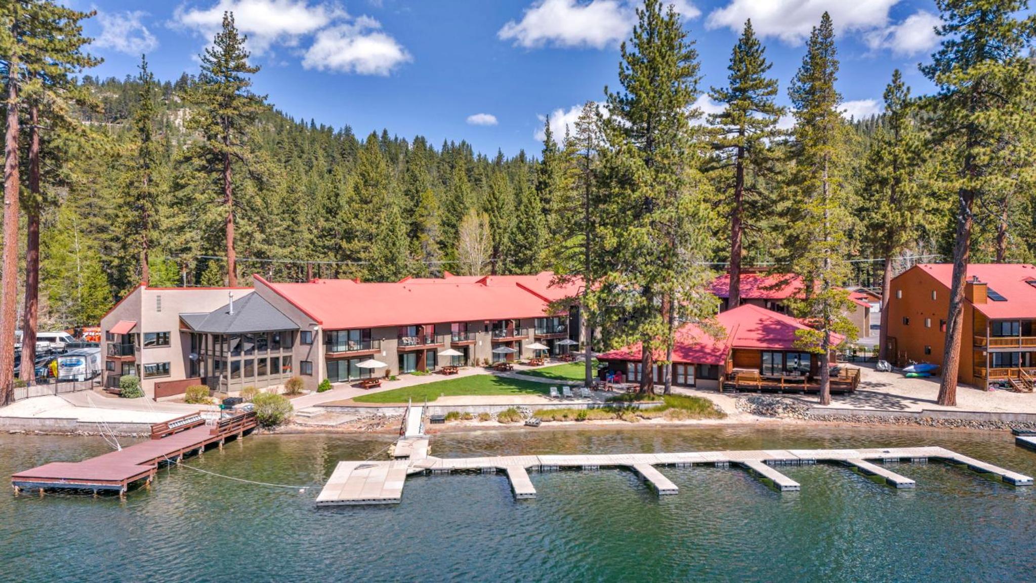 Lake Tahoe Vacations - Lovely Studio w/Kitchen and Partial Lake View 122 at Donner Lake Village - Property Image 10