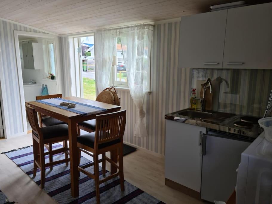 Förtjusande gästhus med parkering view 2