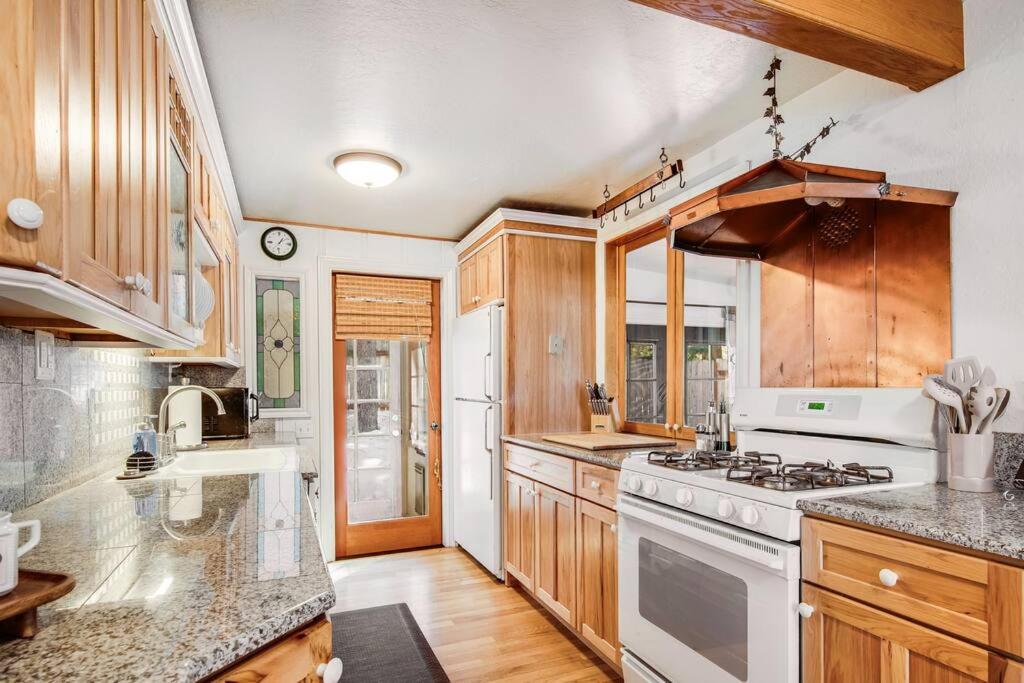 Lake Tahoe Vacations - Alpine Cottage Hideaway - Property Image 17