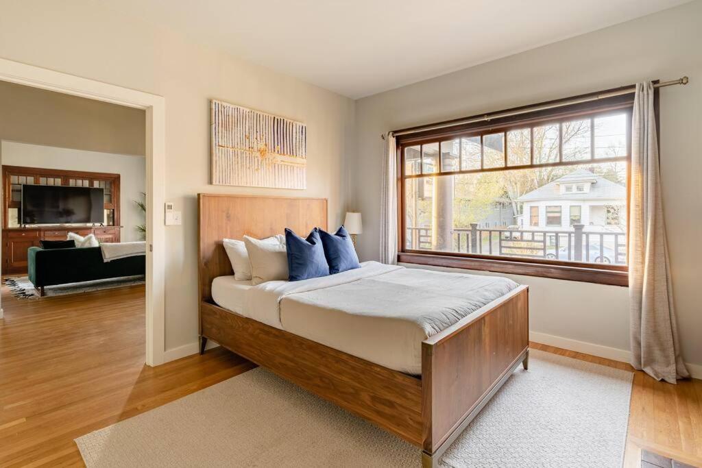 Stay Portland - Well-Preserved Quintessential 1922 Craftsman view 3